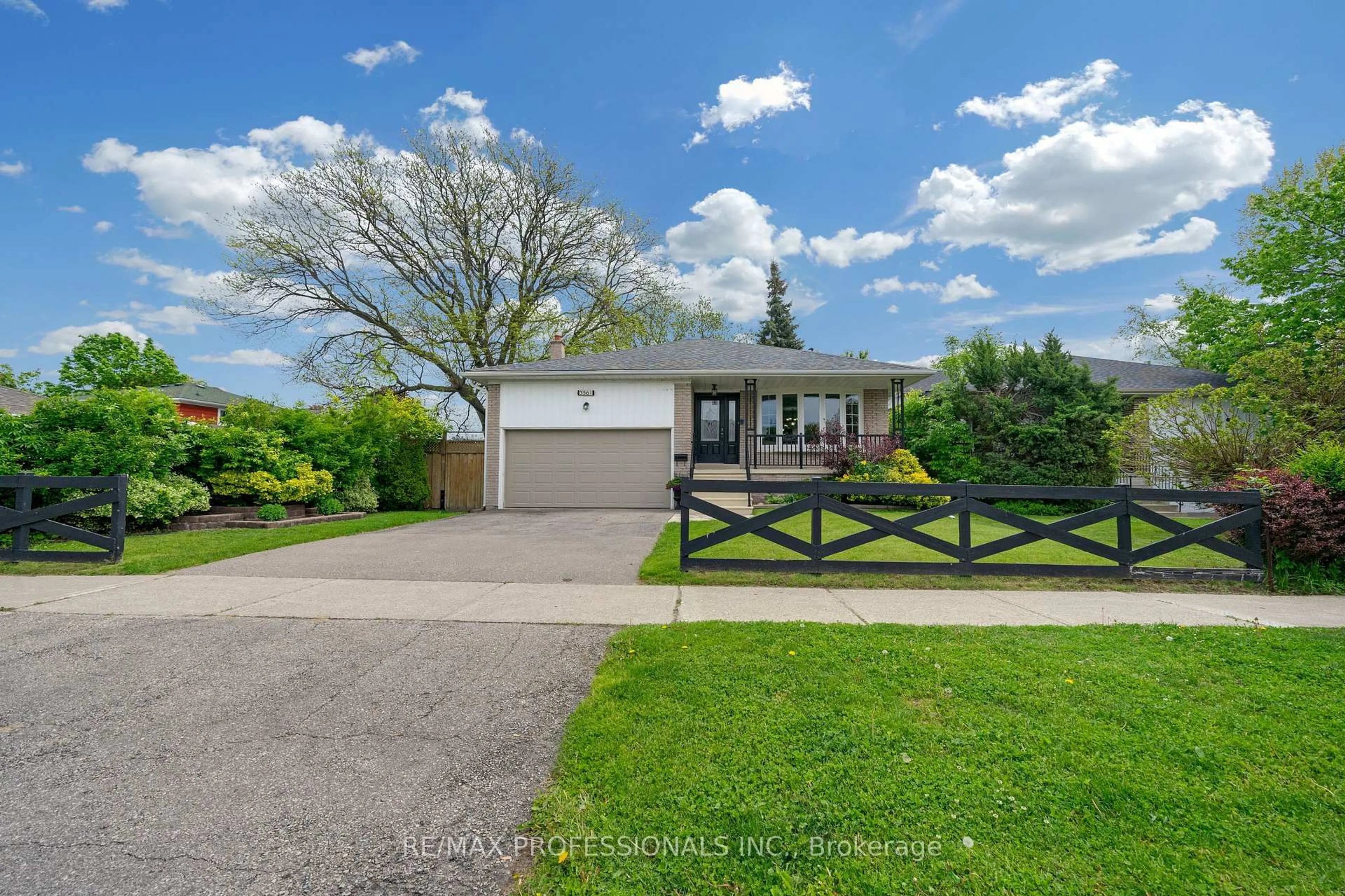 A pic from outside/outdoor area/front of a property/back of a property/a pic from drone, street for 3561 Haven Glenn N/A, Mississauga Ontario L4X 1X6