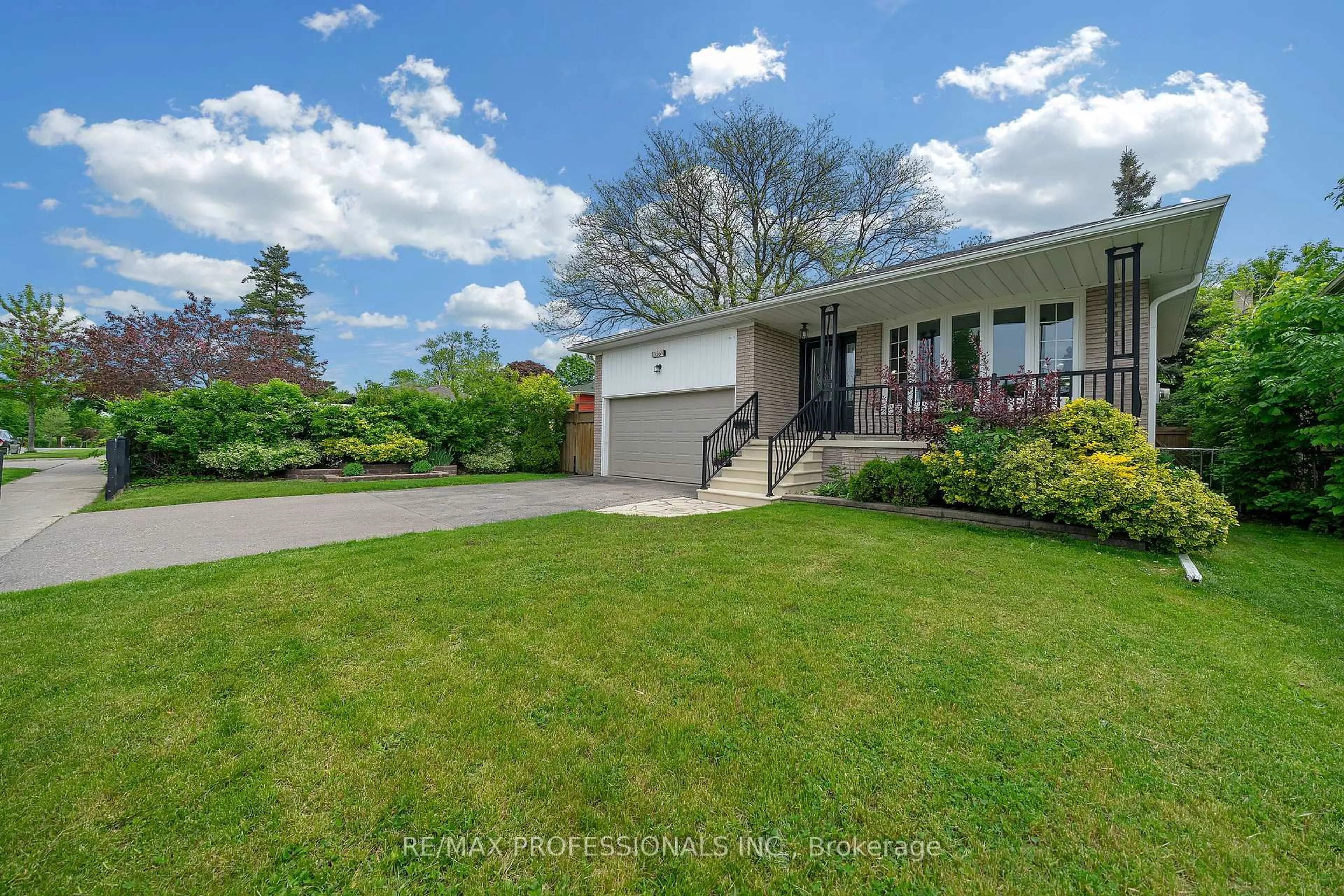 A pic from outside/outdoor area/front of a property/back of a property/a pic from drone, street for 3561 Haven Glenn N/A, Mississauga Ontario L4X 1X6