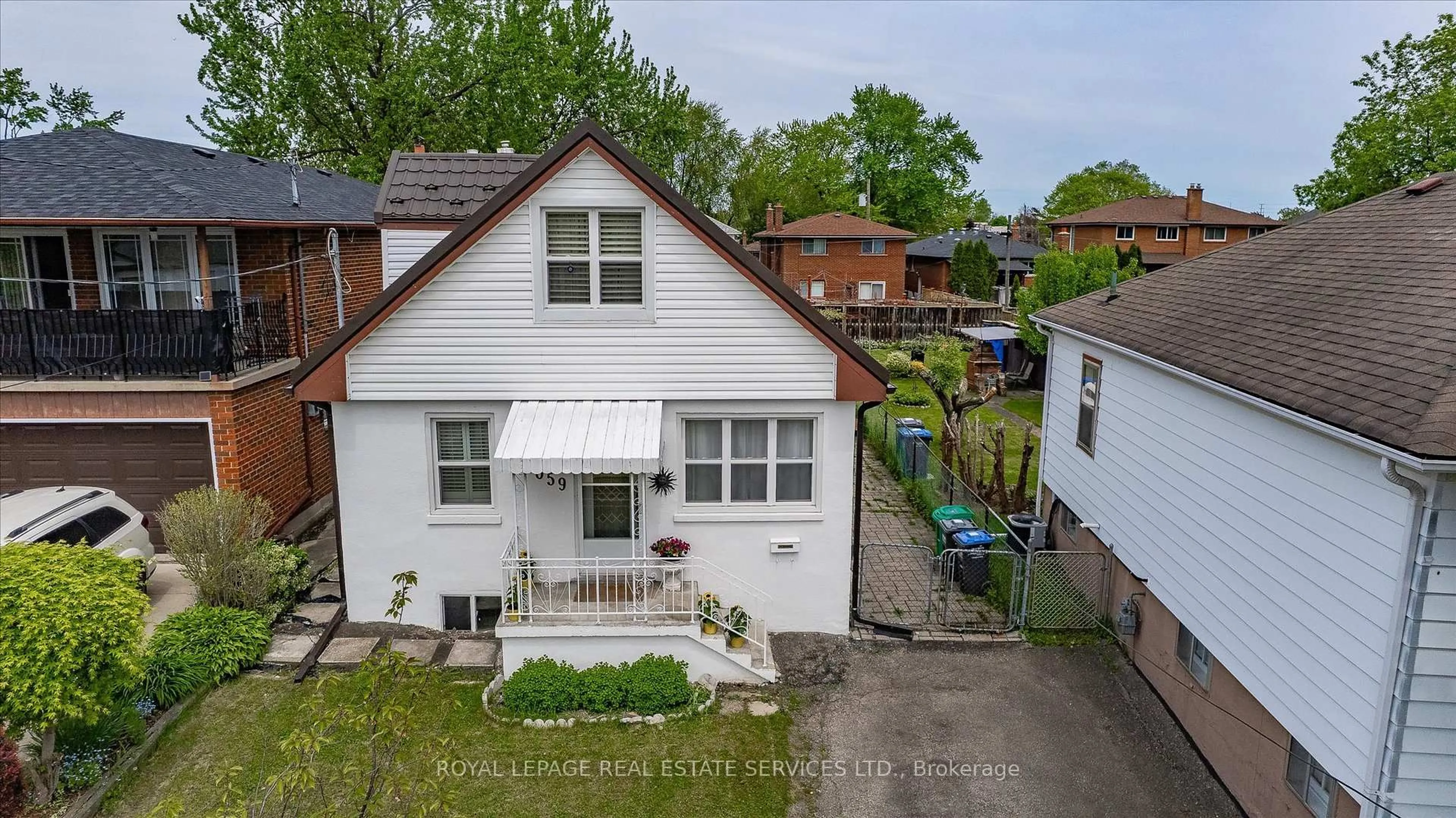 A pic from outside/outdoor area/front of a property/back of a property/a pic from drone, street for 1059 Westmount Ave, Mississauga Ontario L5E 1X5