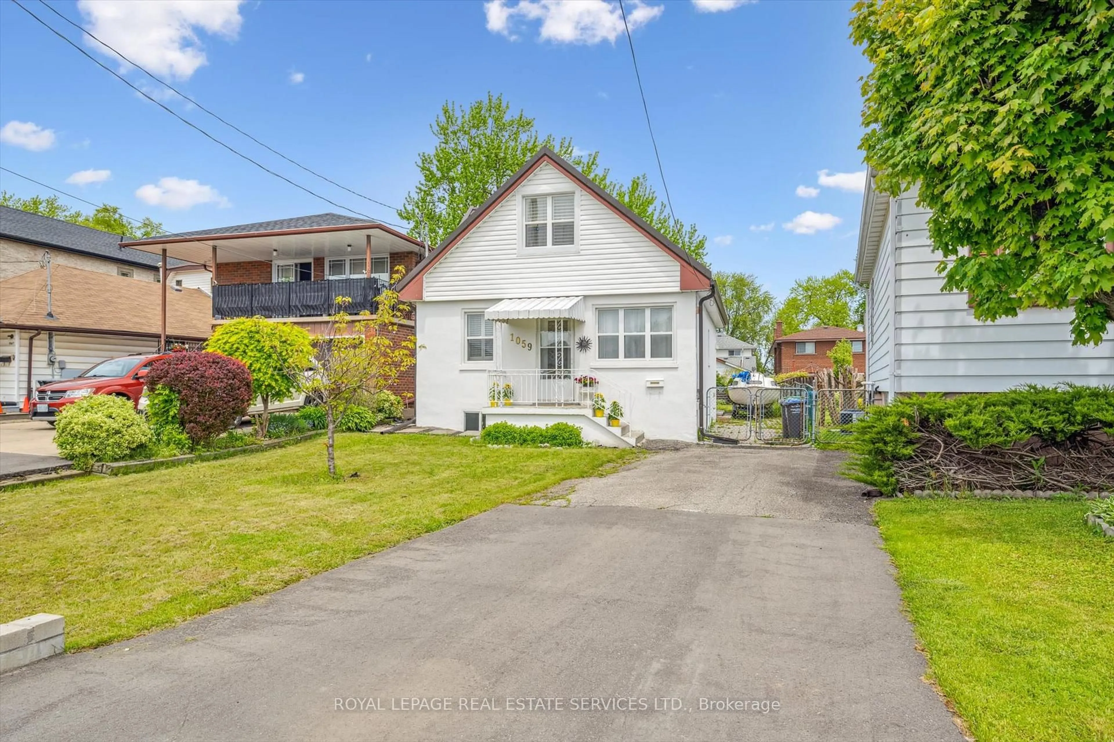 A pic from outside/outdoor area/front of a property/back of a property/a pic from drone, street for 1059 Westmount Ave, Mississauga Ontario L5E 1X5