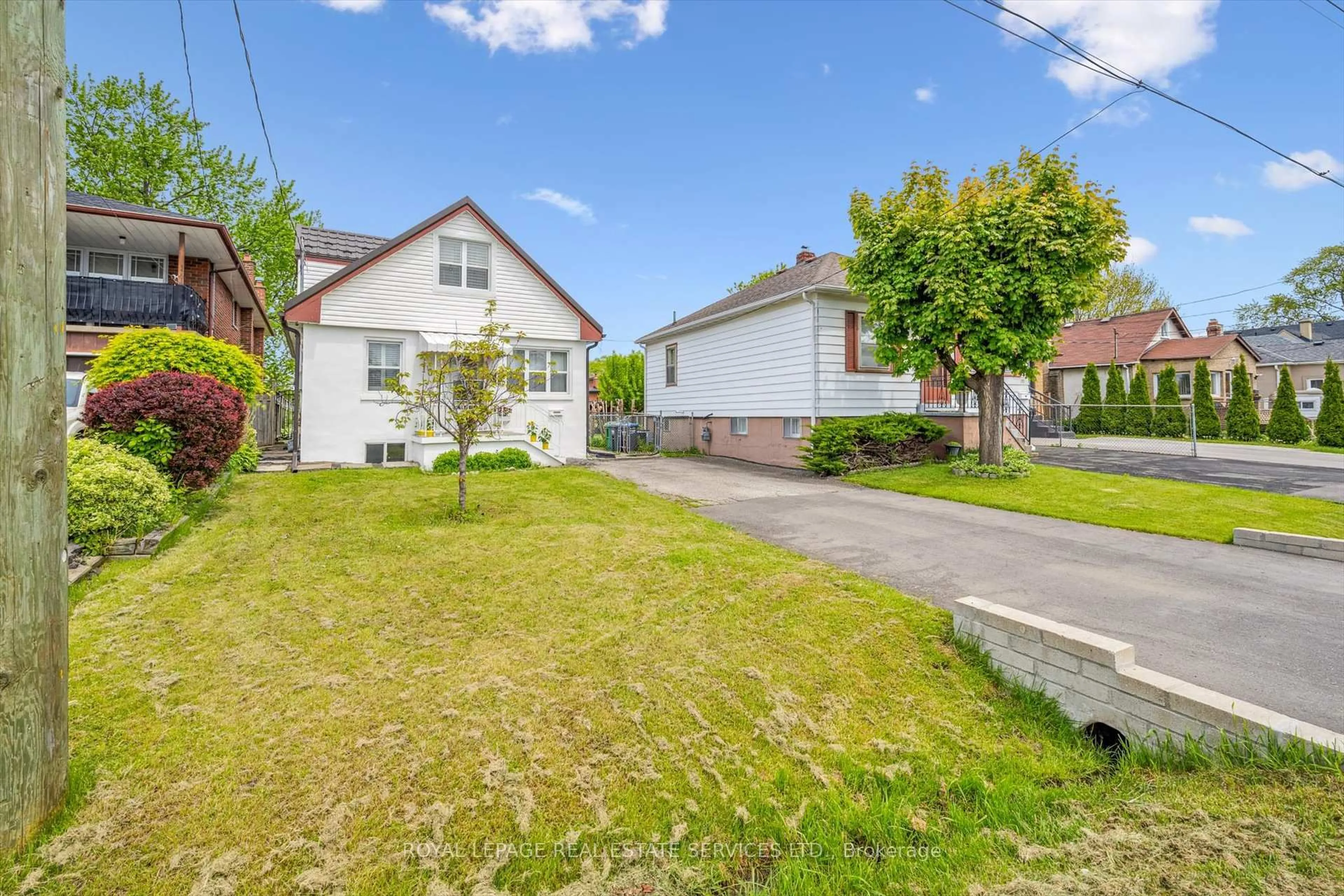 A pic from outside/outdoor area/front of a property/back of a property/a pic from drone, street for 1059 Westmount Ave, Mississauga Ontario L5E 1X5