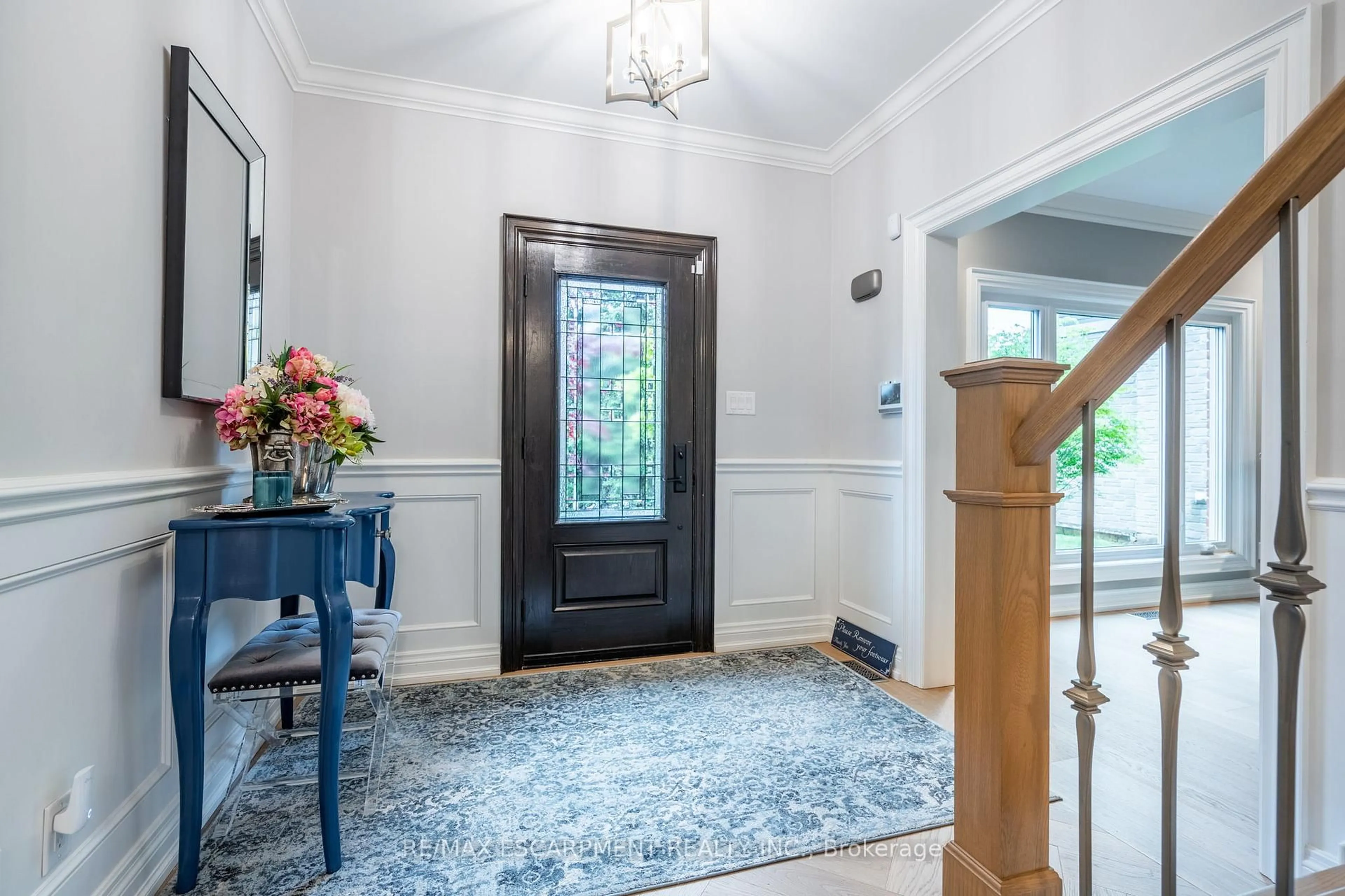 Indoor entryway for 2312 Hoover Crt, Burlington Ontario L7P 4V2