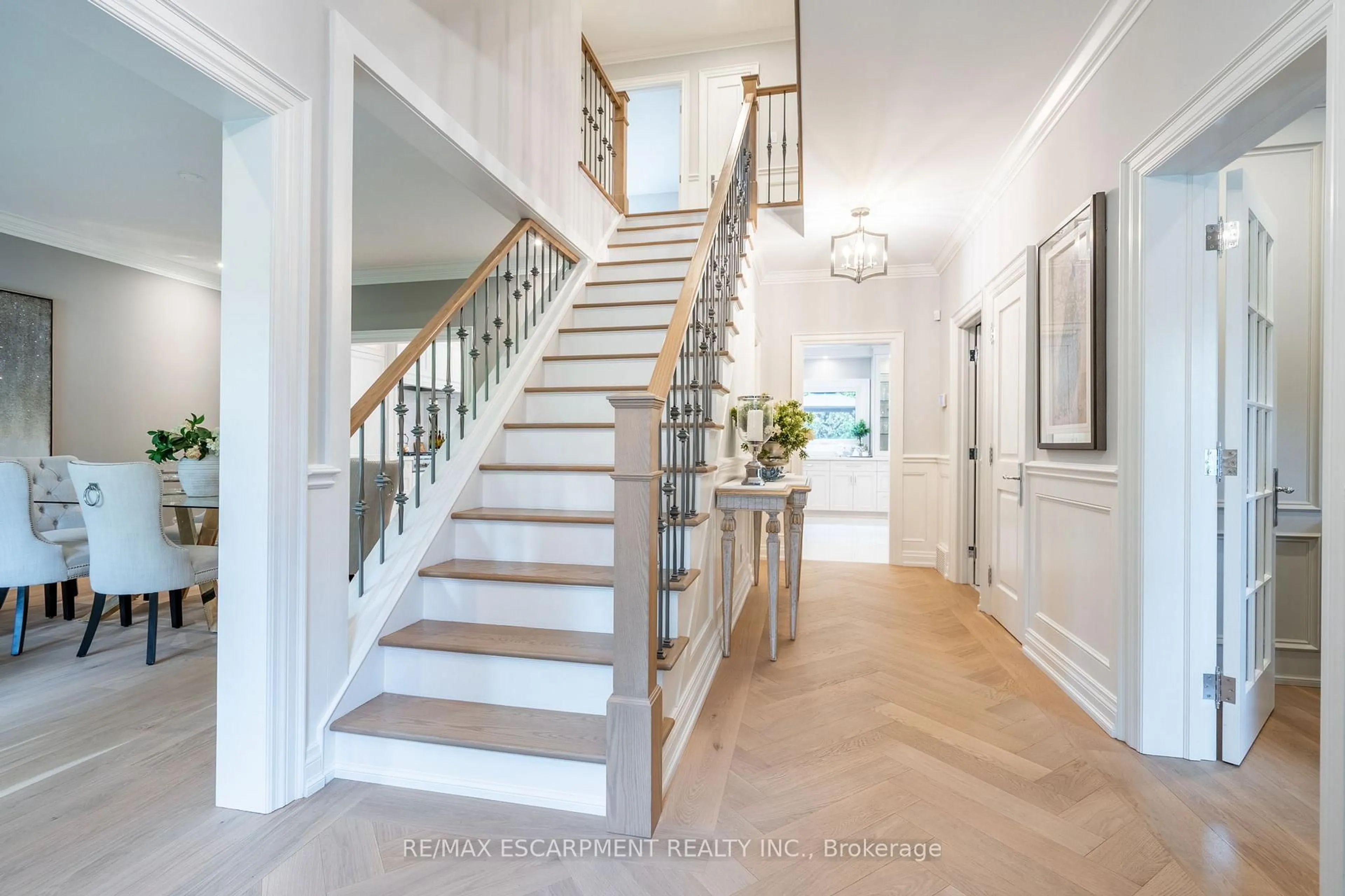 Indoor entryway for 2312 Hoover Crt, Burlington Ontario L7P 4V2
