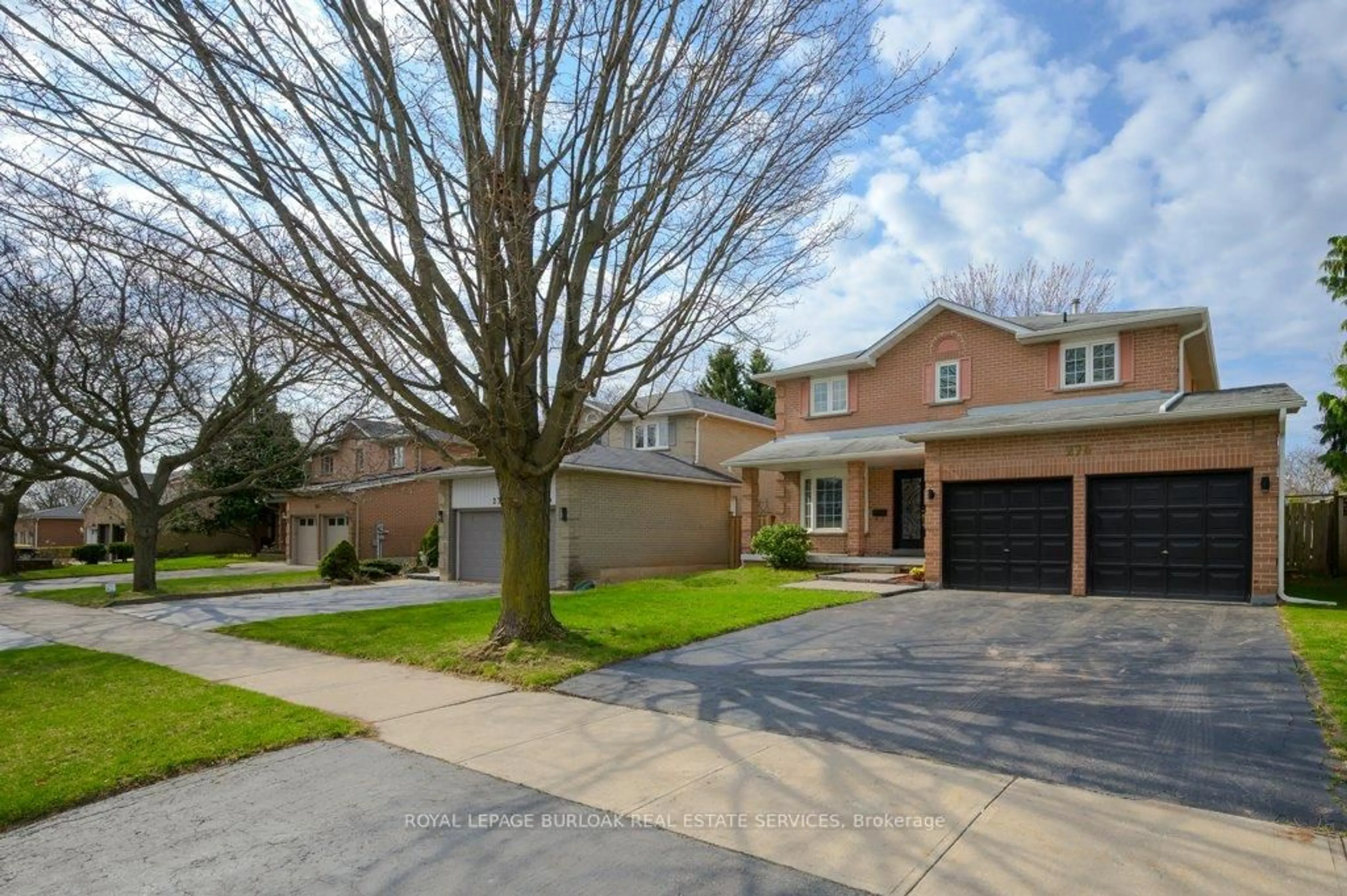 Home with brick exterior material, street for 274 Honeyvale Rd, Oakville Ontario L6L 6H8