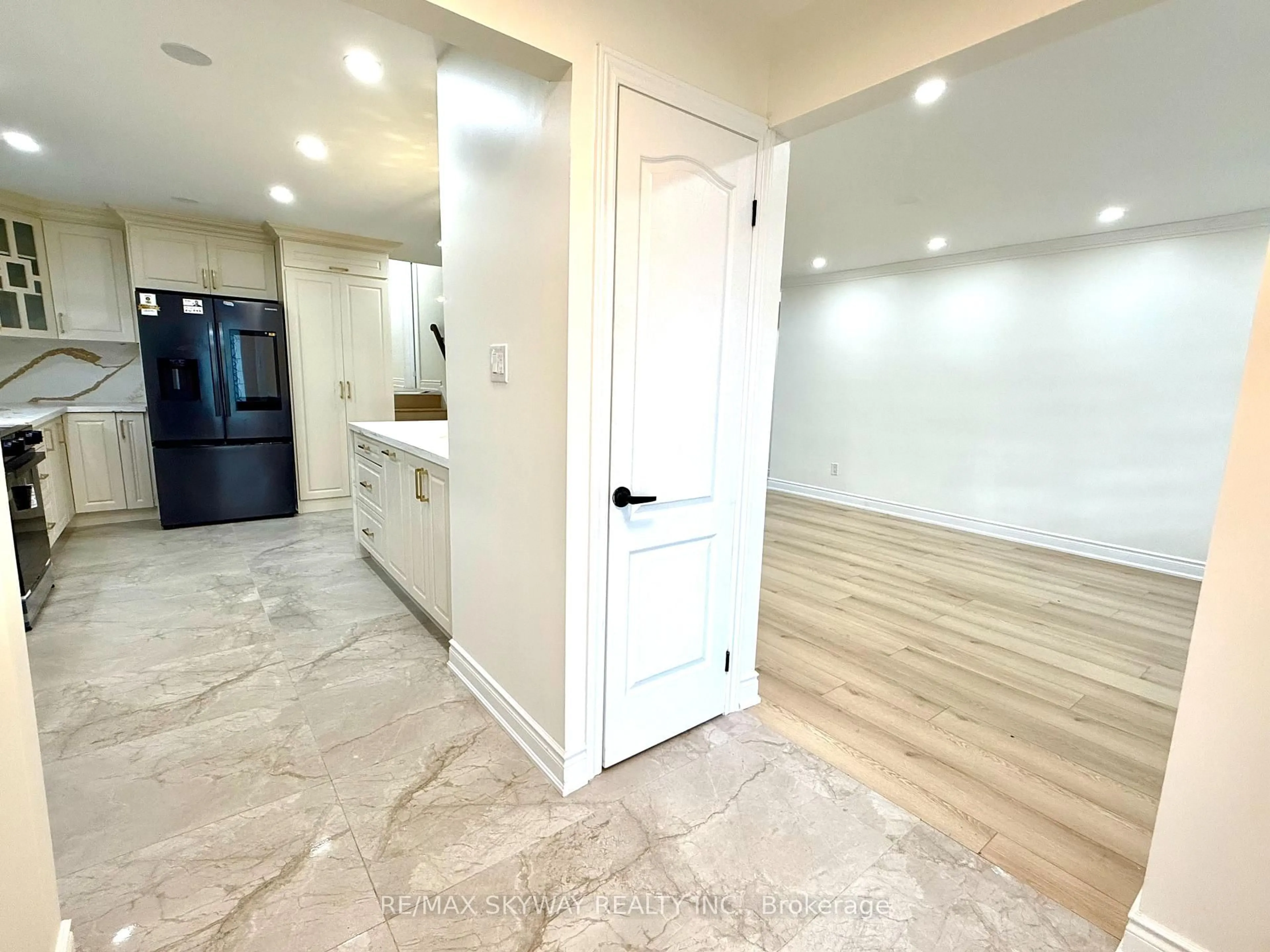 Indoor entryway for 7461 Netherwood Rd, Mississauga Ontario L4T 2N7
