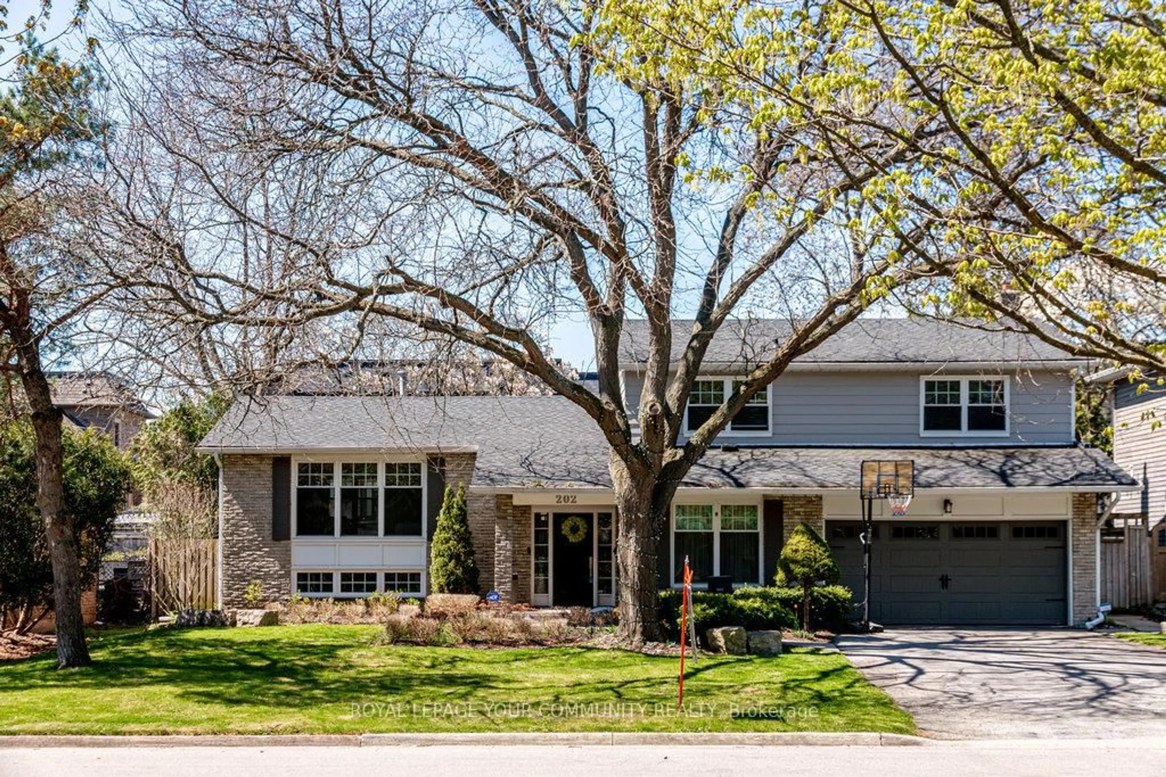 Home with brick exterior material, street for 202 Willowridge Crt, Oakville Ontario L6L 5J2