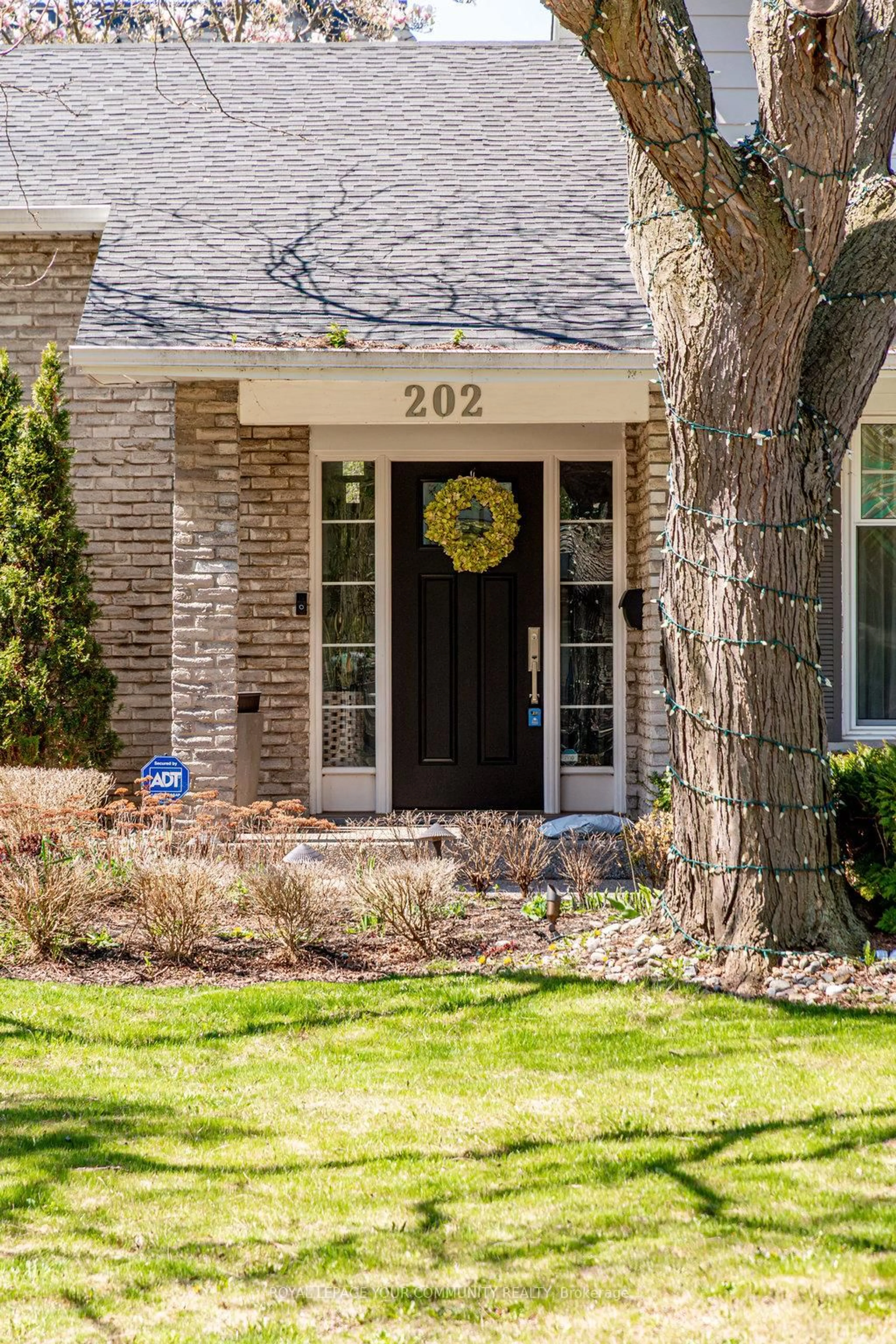 Home with brick exterior material, street for 202 Willowridge Crt, Oakville Ontario L6L 5J2
