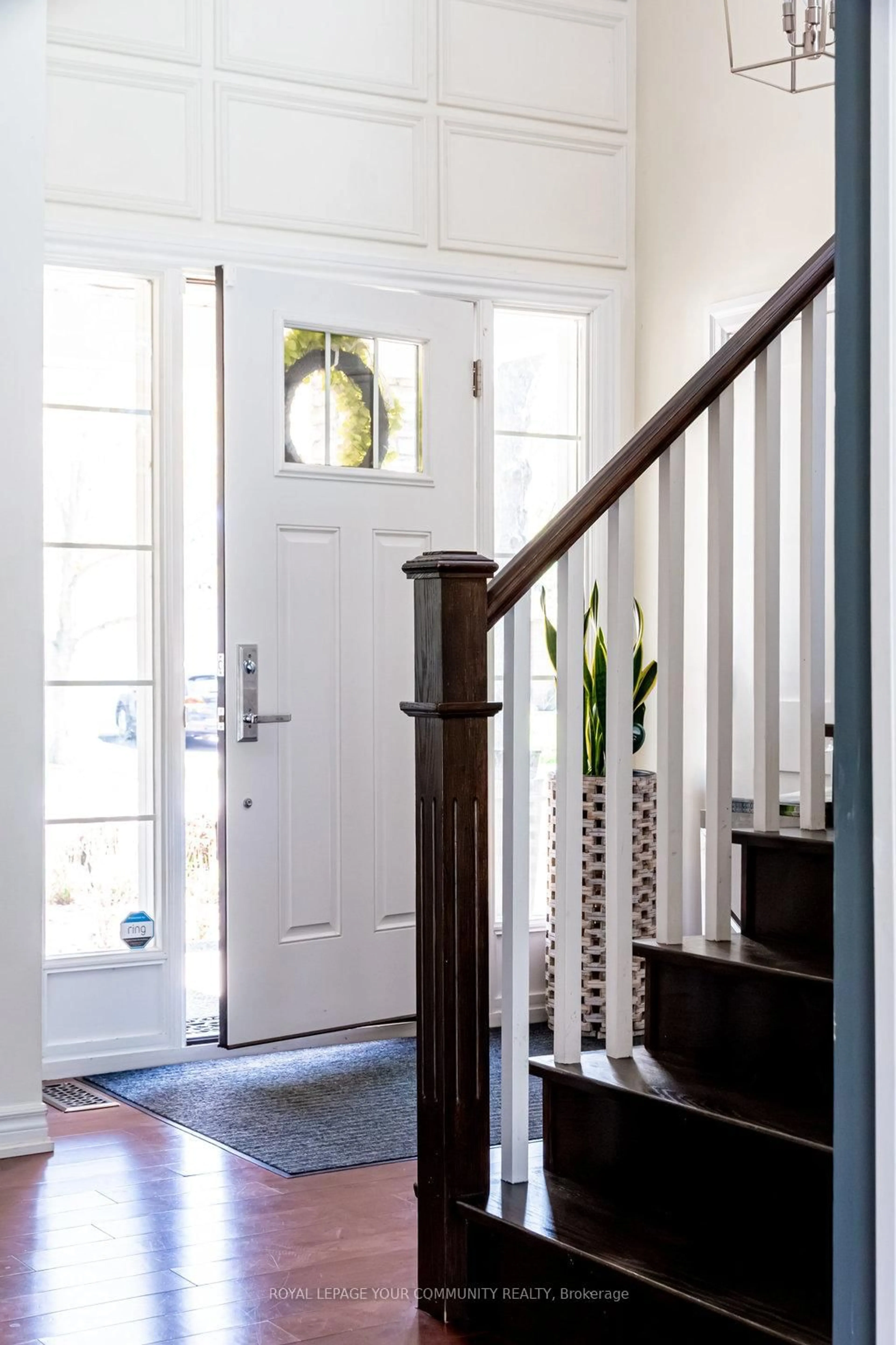 Indoor entryway for 202 Willowridge Crt, Oakville Ontario L6L 5J2