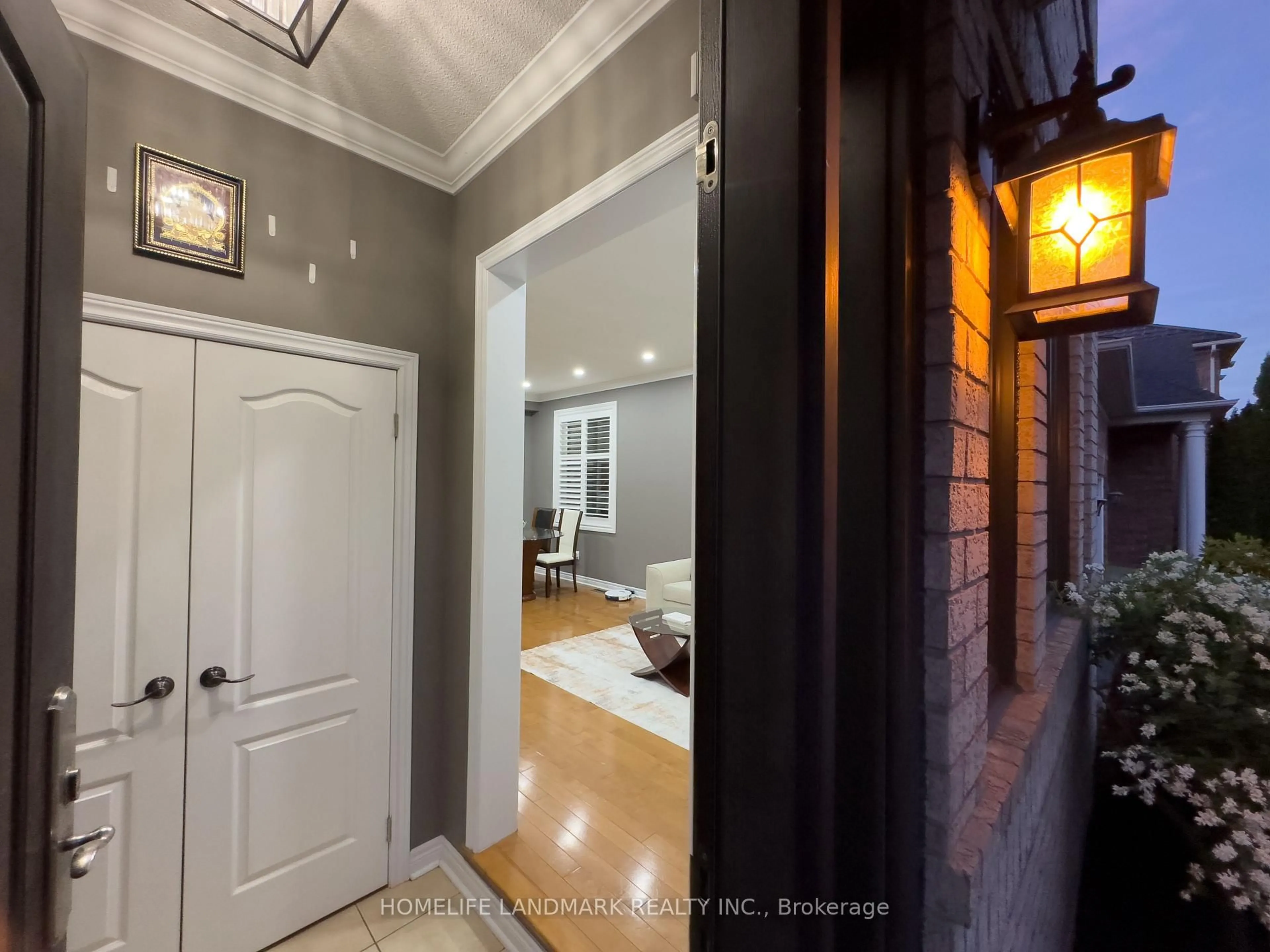 Indoor entryway for 2236 Glazebrook Circ, Oakville Ontario L6M 5B5