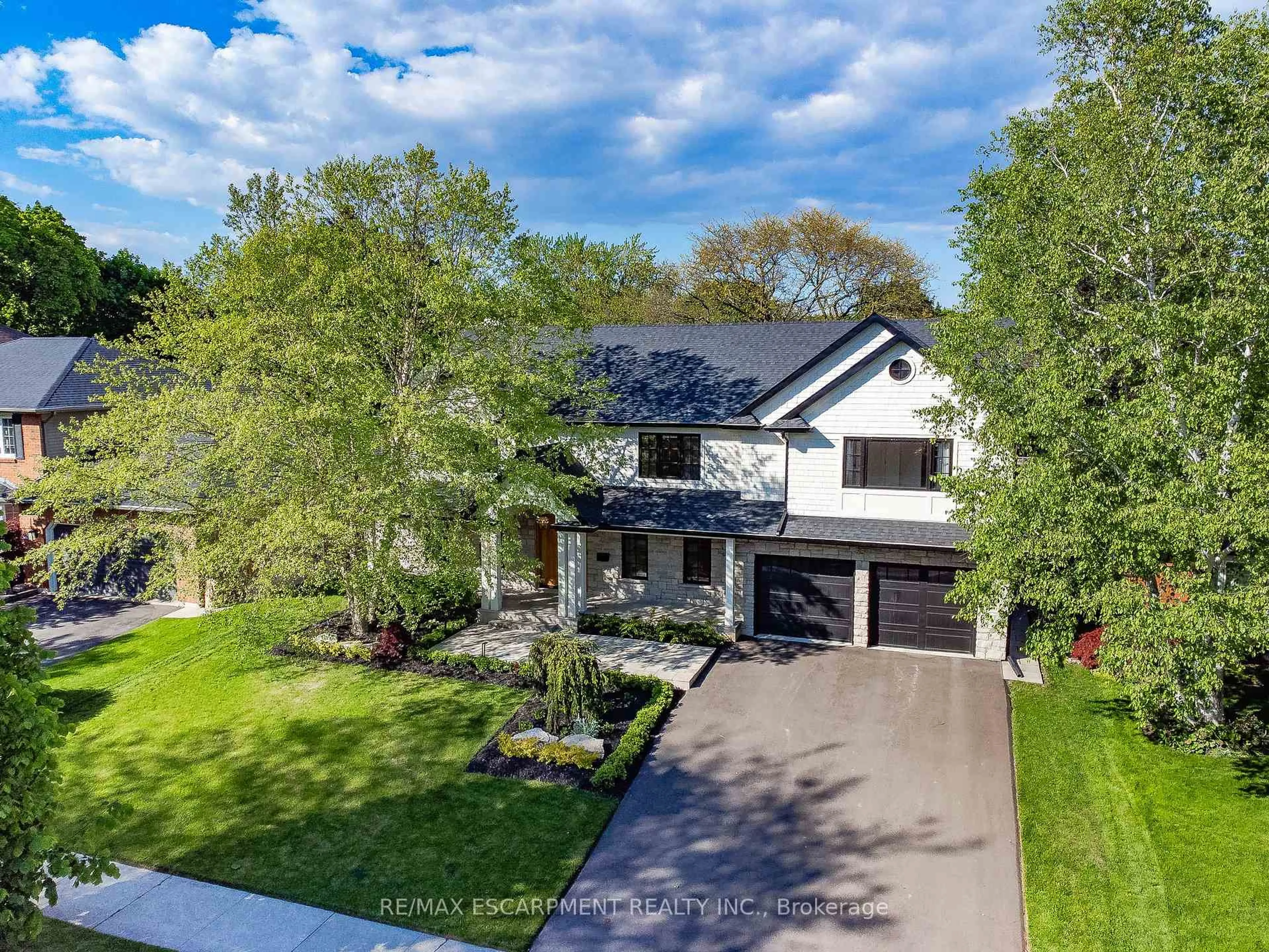 A pic from outside/outdoor area/front of a property/back of a property/a pic from drone, street for 357 Belvenia Rd, Burlington Ontario L7L 2G7