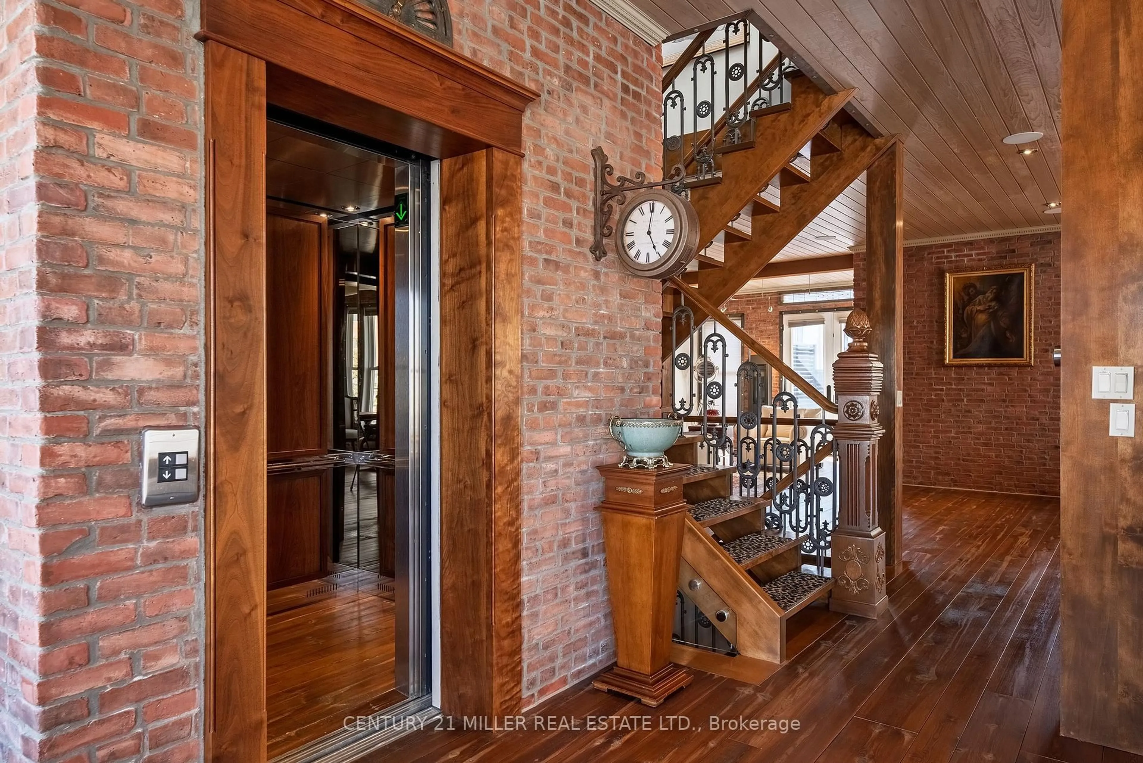 Indoor entryway for 239 Church St, Oakville Ontario L6J 1N4
