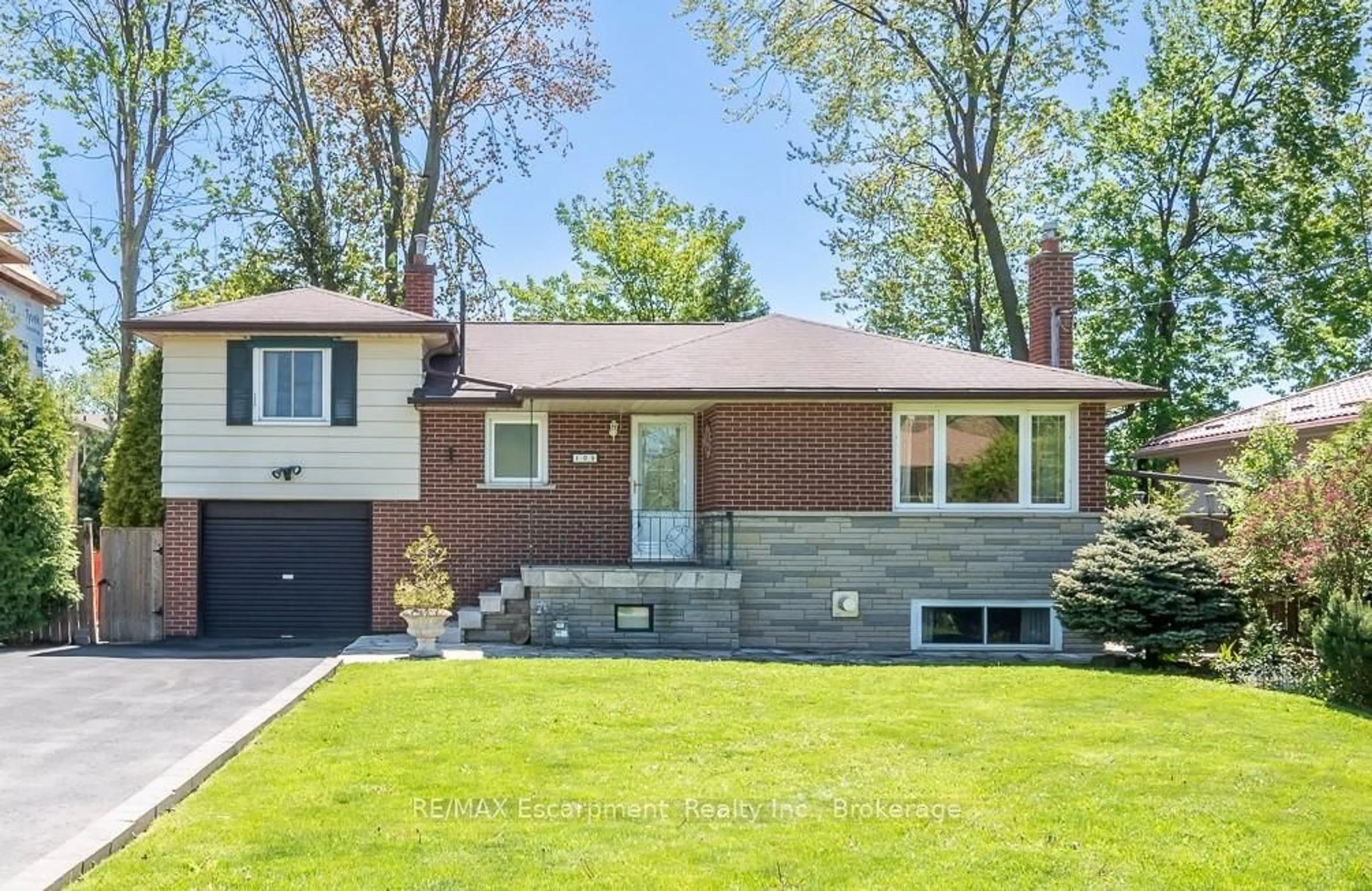 Home with brick exterior material, street for 109 Foxbar Rd, Burlington Ontario L7L 2Z7