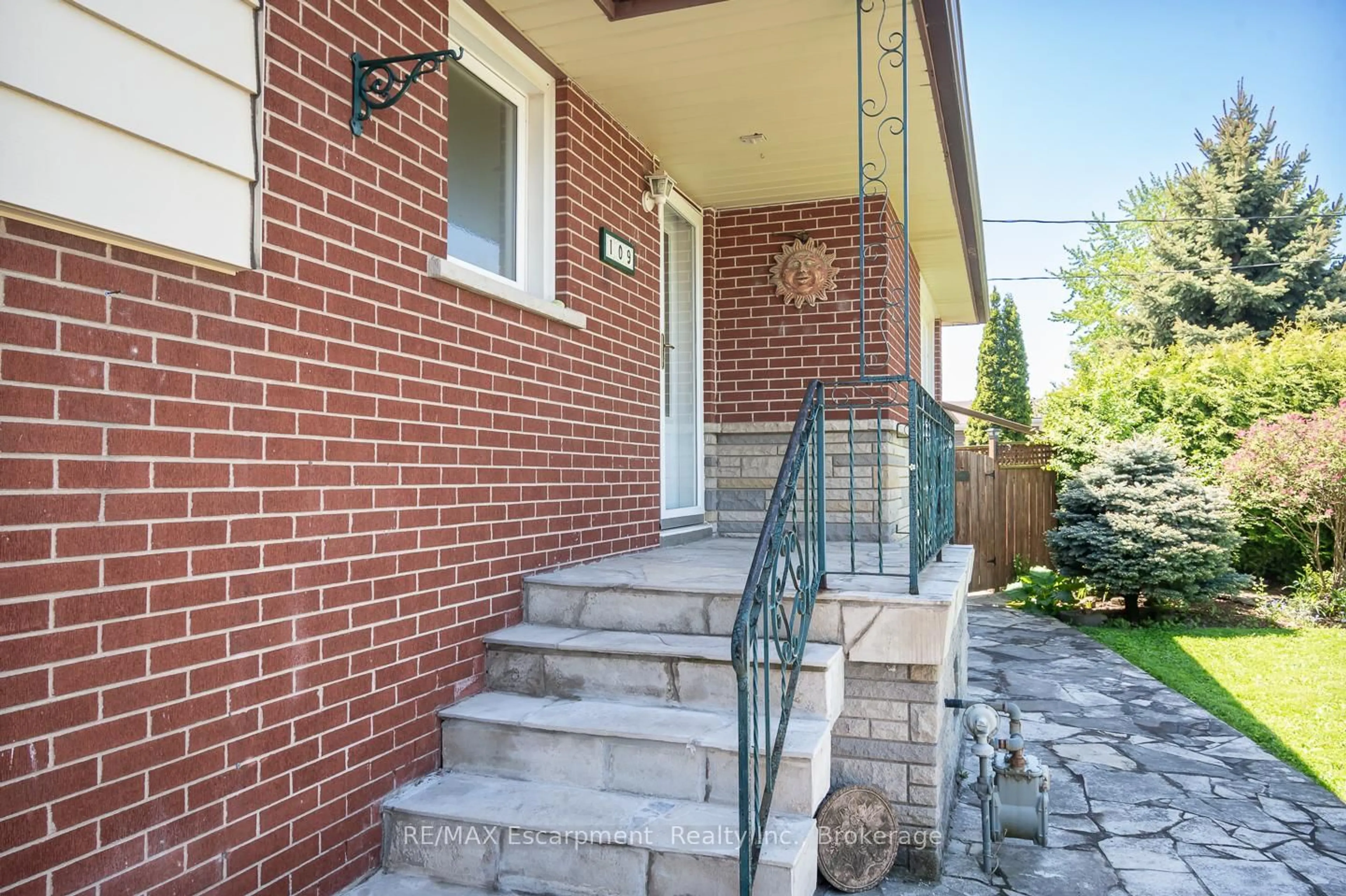 Home with brick exterior material, street for 109 Foxbar Rd, Burlington Ontario L7L 2Z7