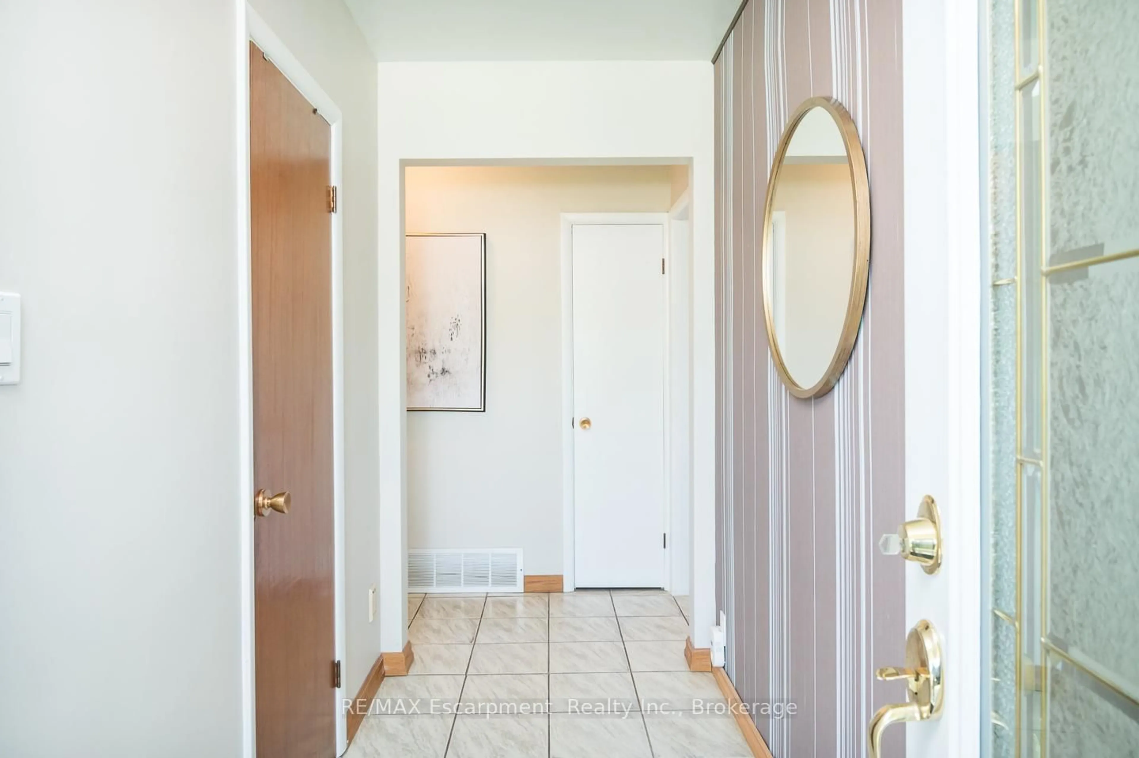 Indoor entryway for 109 Foxbar Rd, Burlington Ontario L7L 2Z7