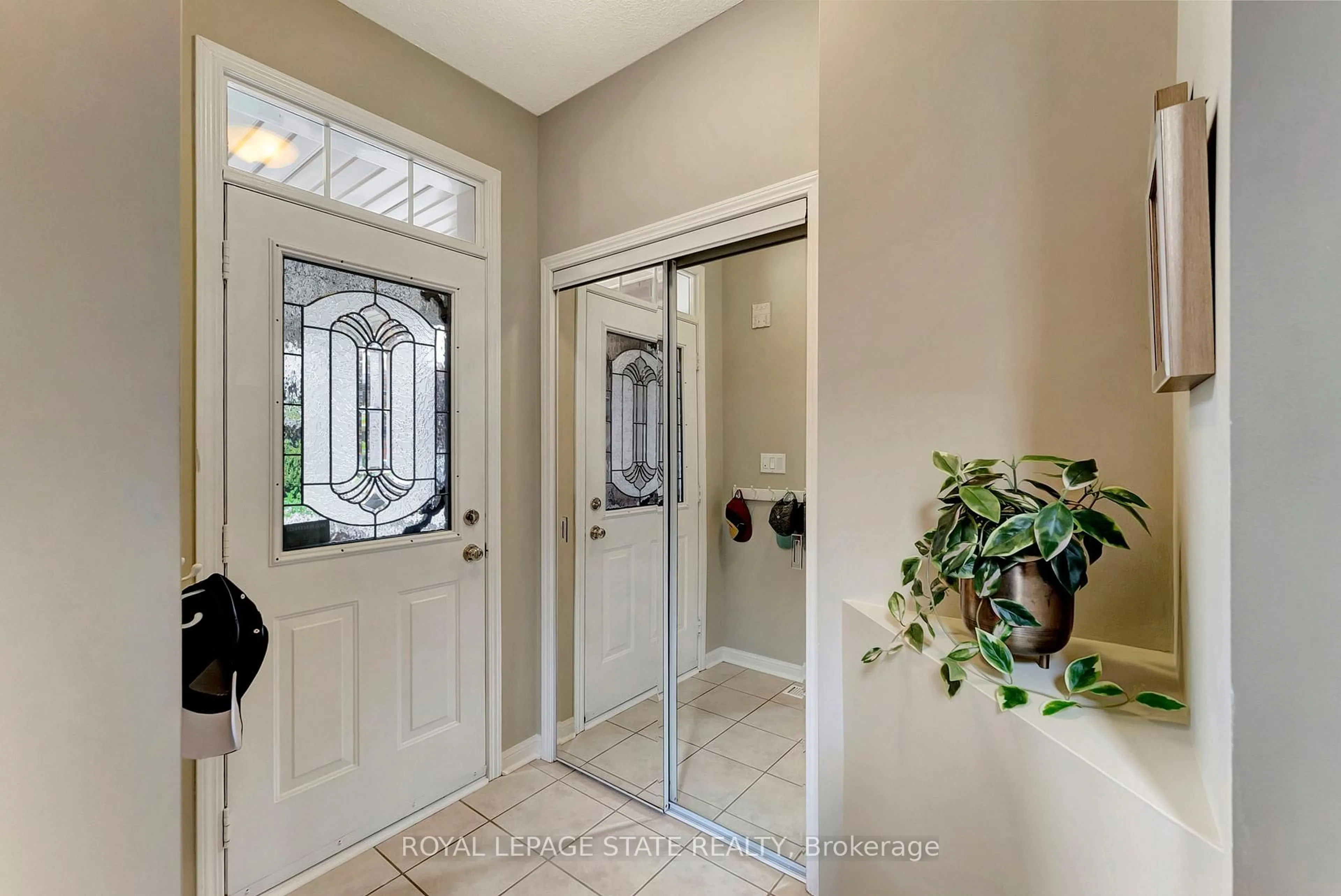 Indoor entryway for 5973 Blue Spruce Ave, Burlington Ontario L7L 6T9