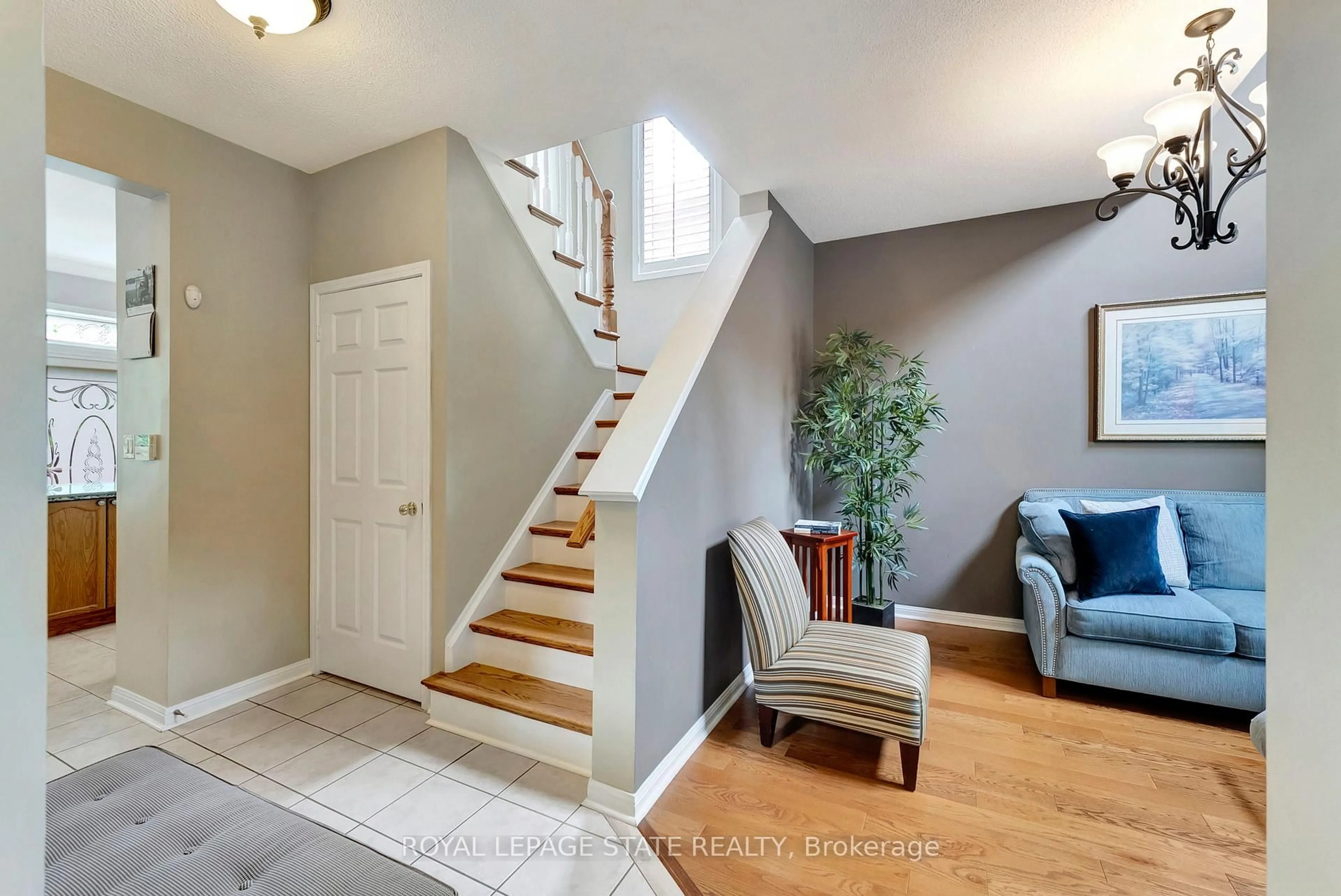 Indoor entryway for 5973 Blue Spruce Ave, Burlington Ontario L7L 6T9