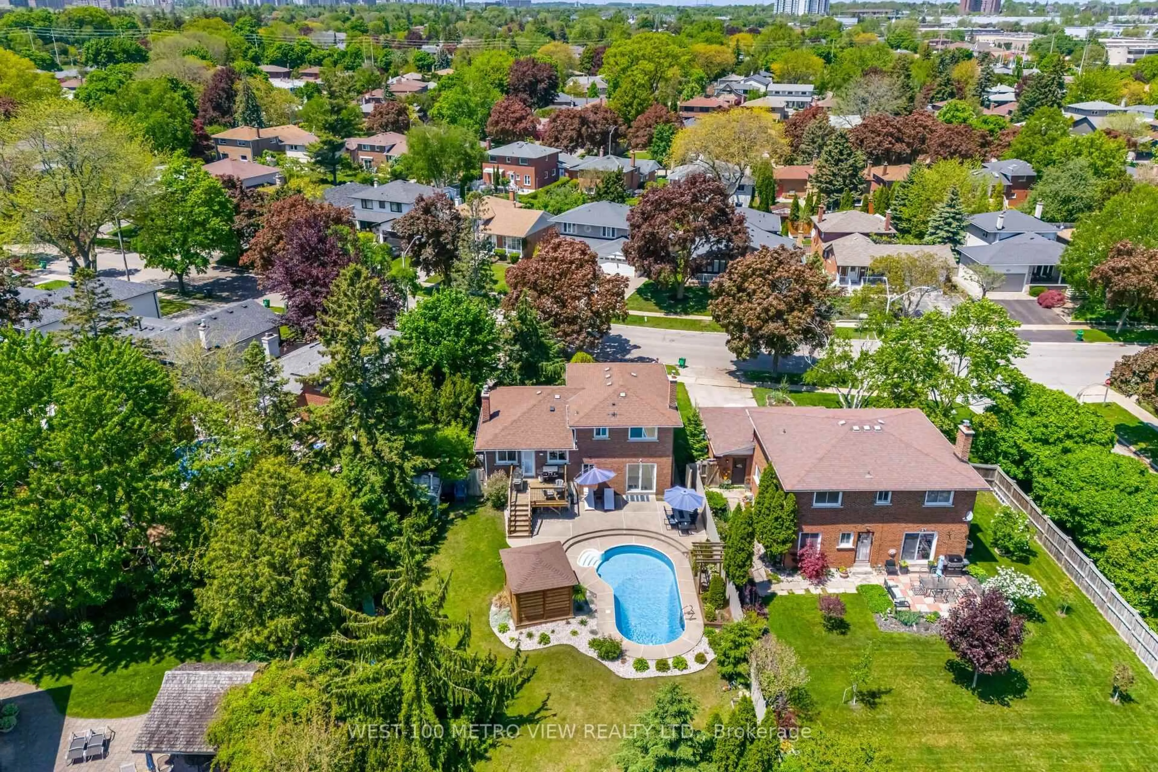 A pic from outside/outdoor area/front of a property/back of a property/a pic from drone, street for 412 Tedwyn Dr, Mississauga Ontario L5A 1J5