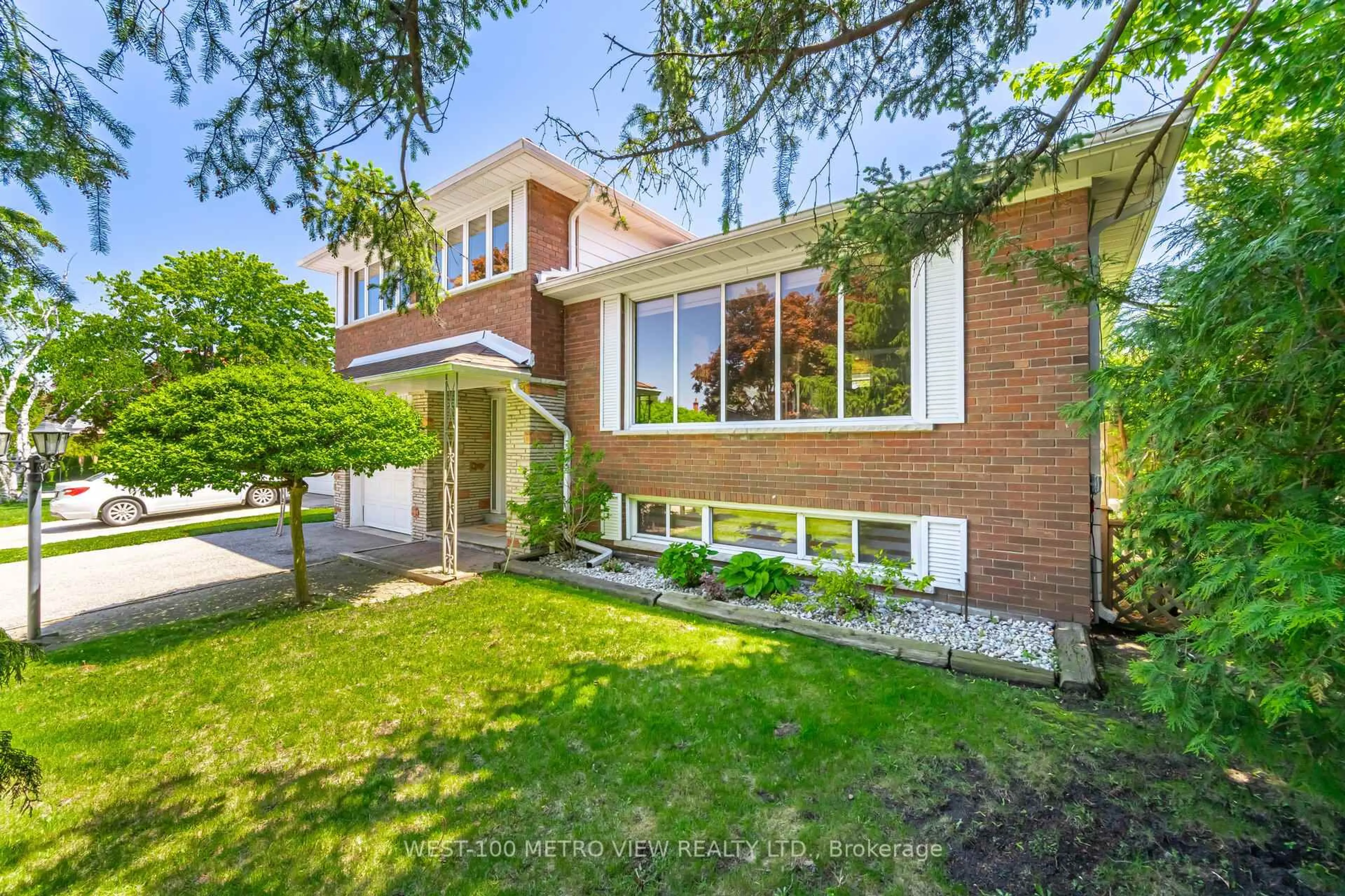 Home with brick exterior material, street for 412 Tedwyn Dr, Mississauga Ontario L5A 1J5