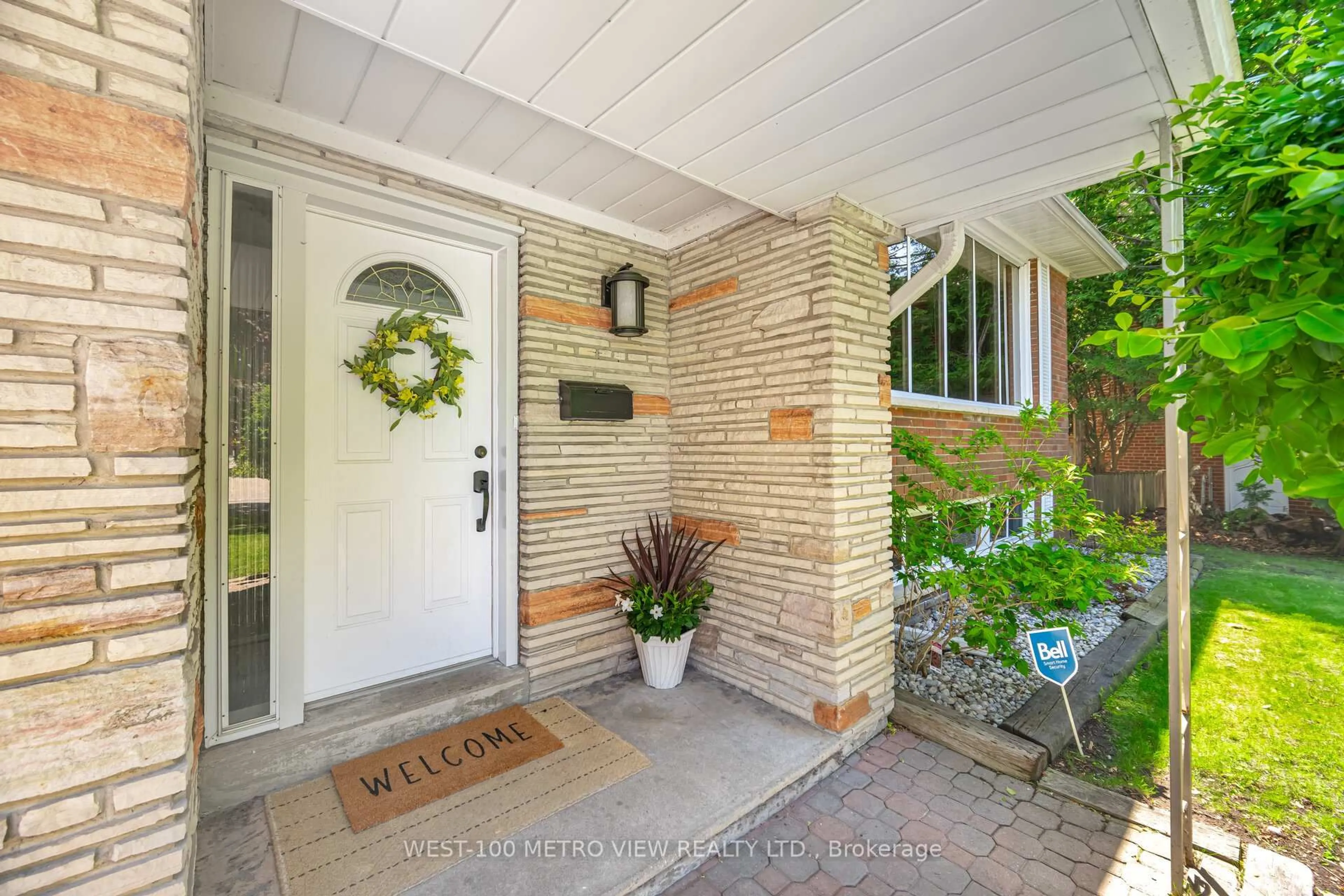 Indoor entryway for 412 Tedwyn Dr, Mississauga Ontario L5A 1J5