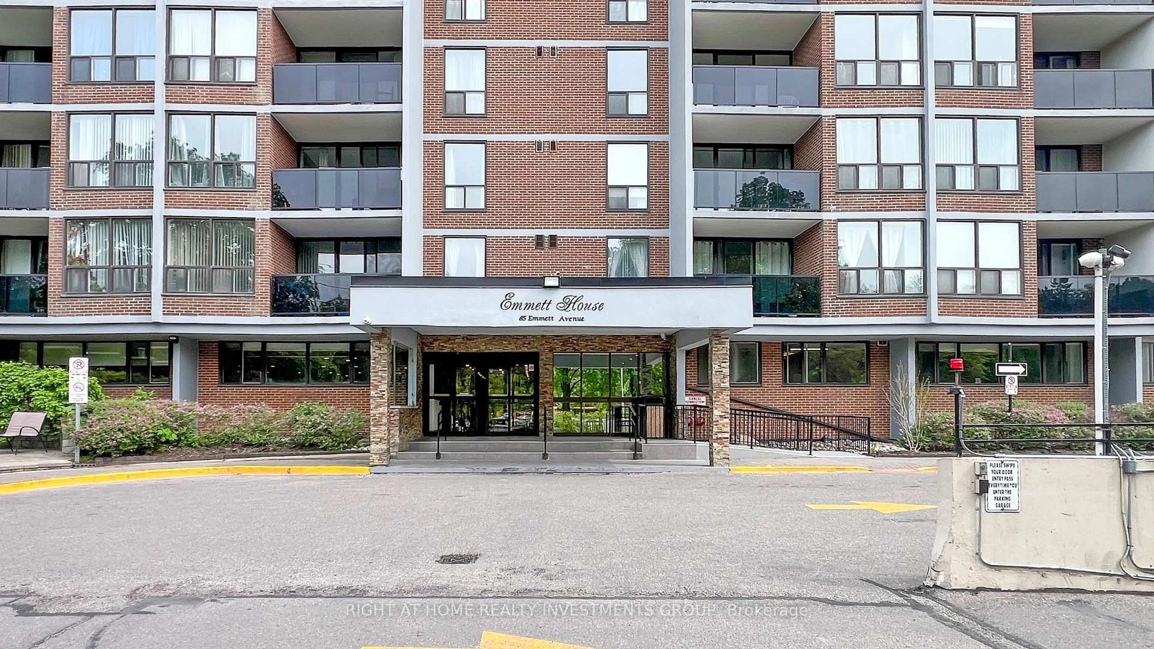 Indoor foyer for 85 Emmett Ave #501, Toronto Ontario M6M 5A2