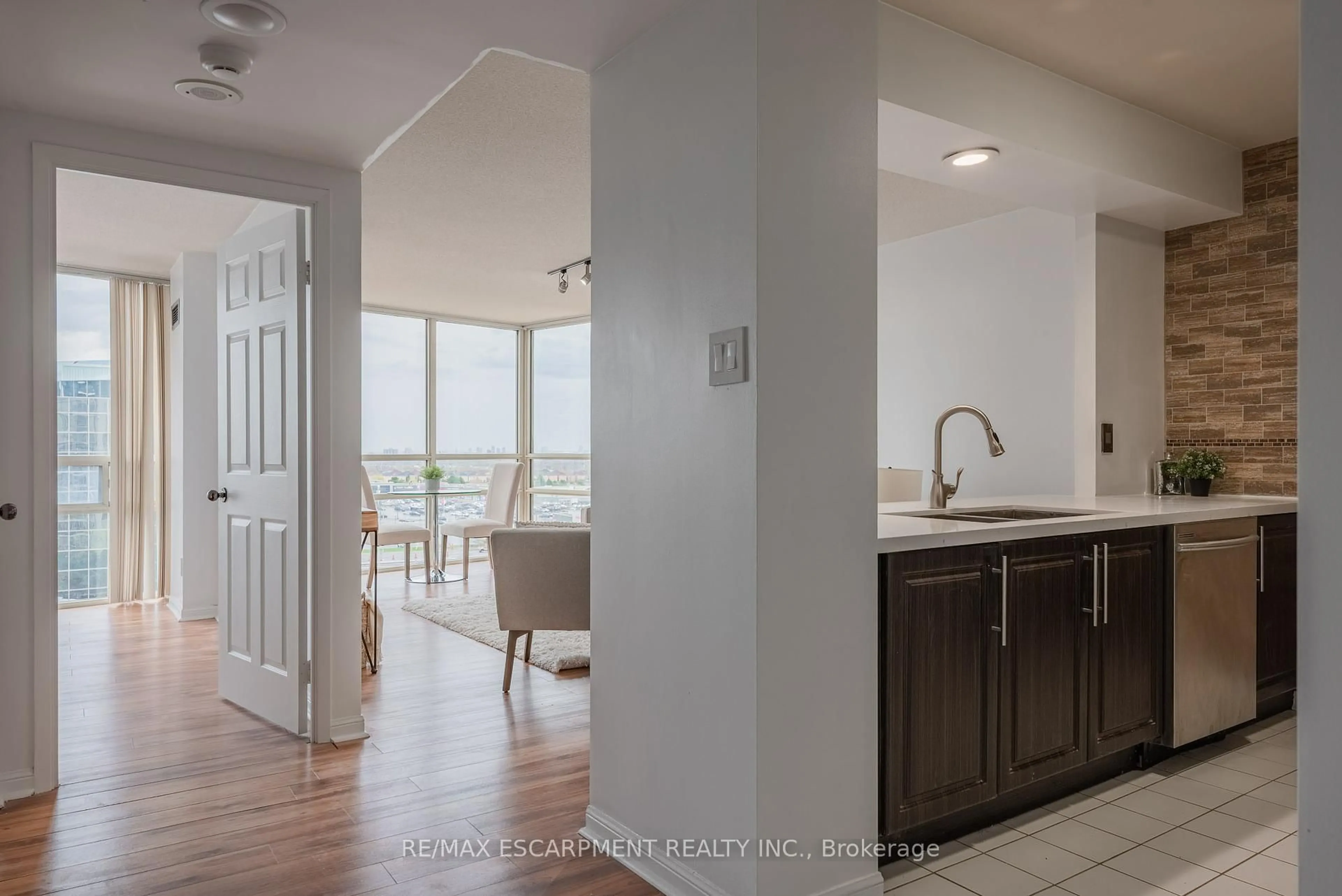 Open concept kitchen, unknown for 50 Eglinton Ave #1002, Mississauga Ontario L5R 3P5