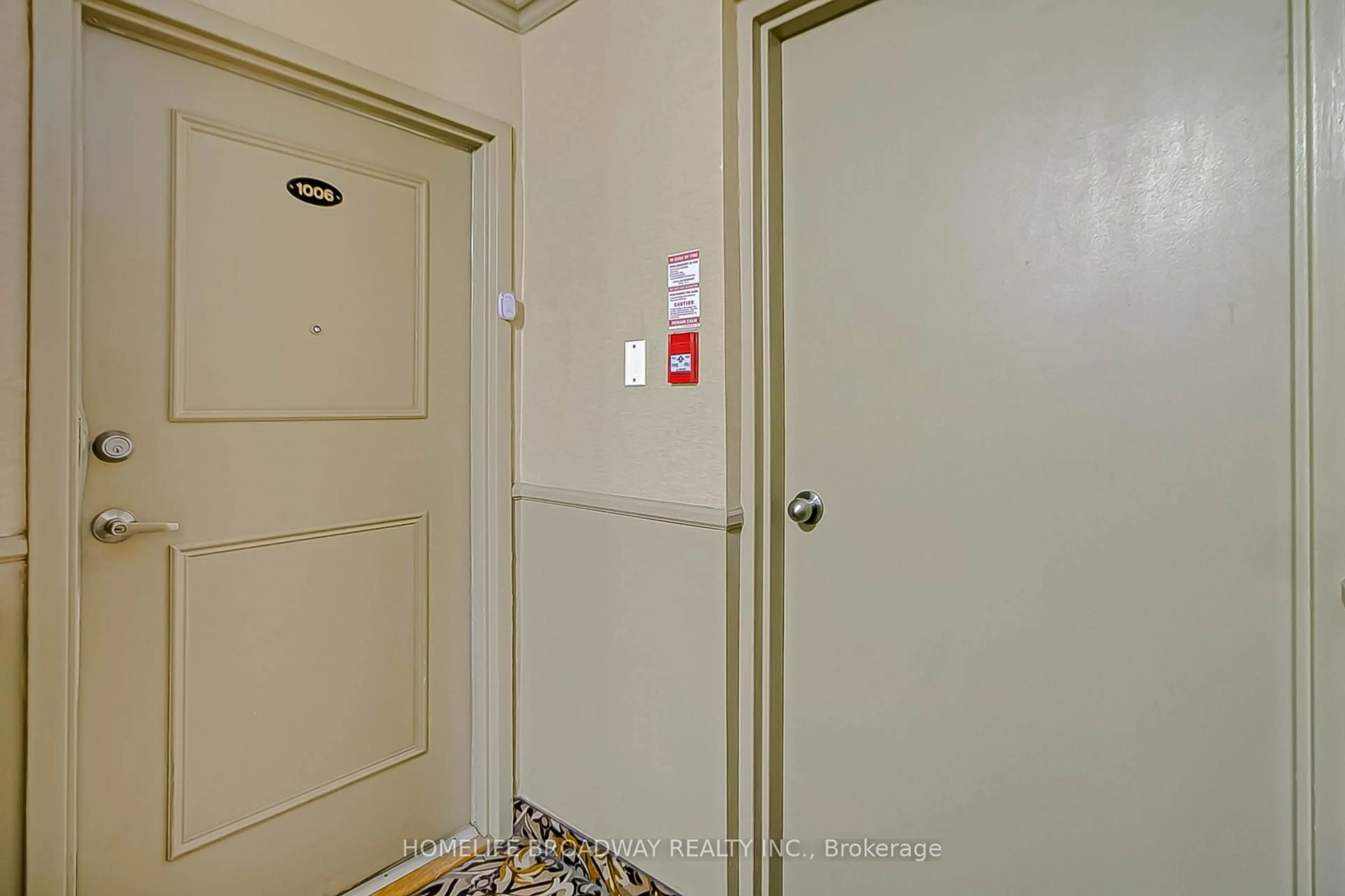 Indoor foyer for 10 Tobermory Dr #1006, Toronto Ontario M3N 2Y5