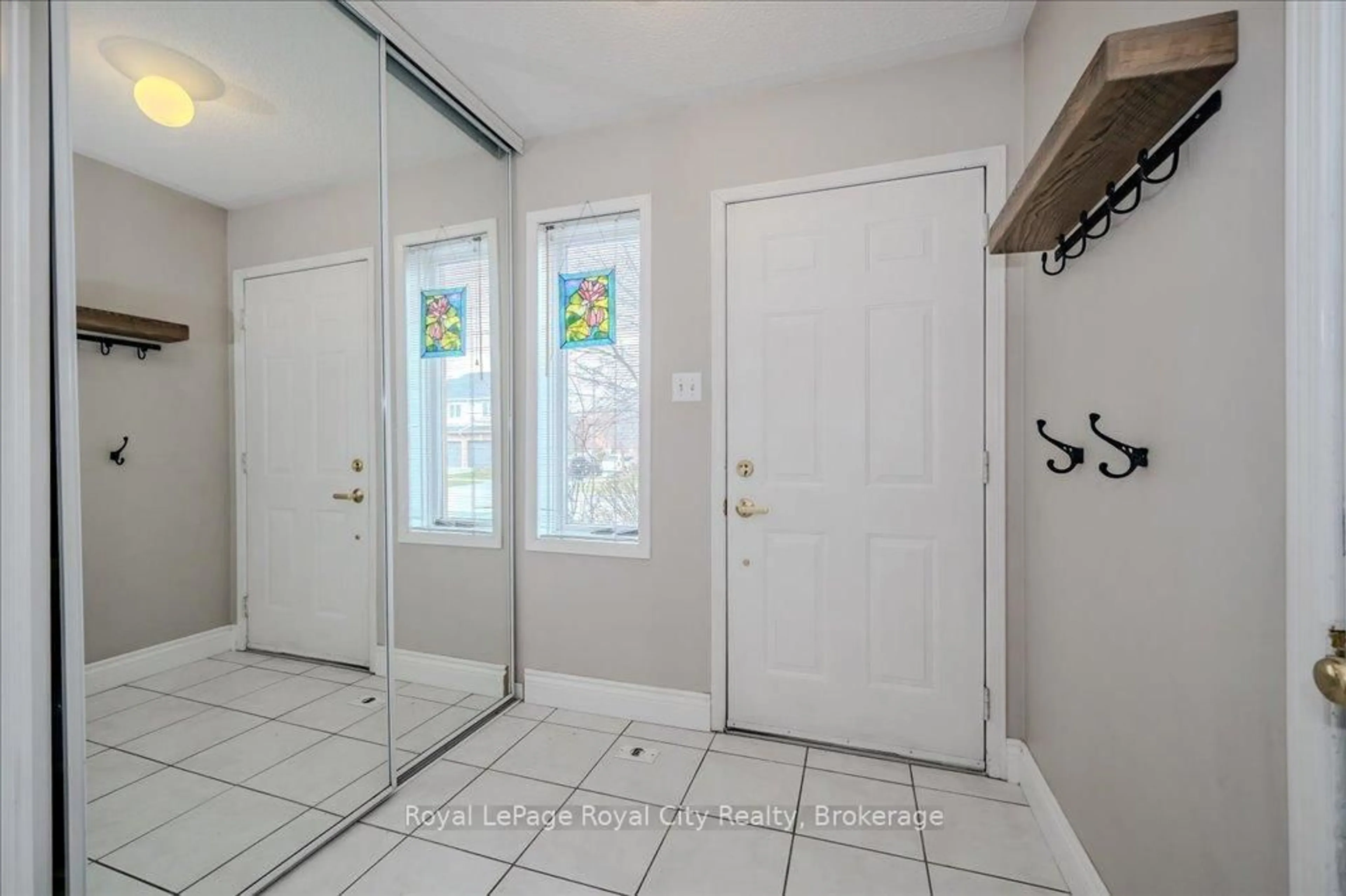 Indoor entryway for 816 Village Green Blvd, Mississauga Ontario L5E 3H8