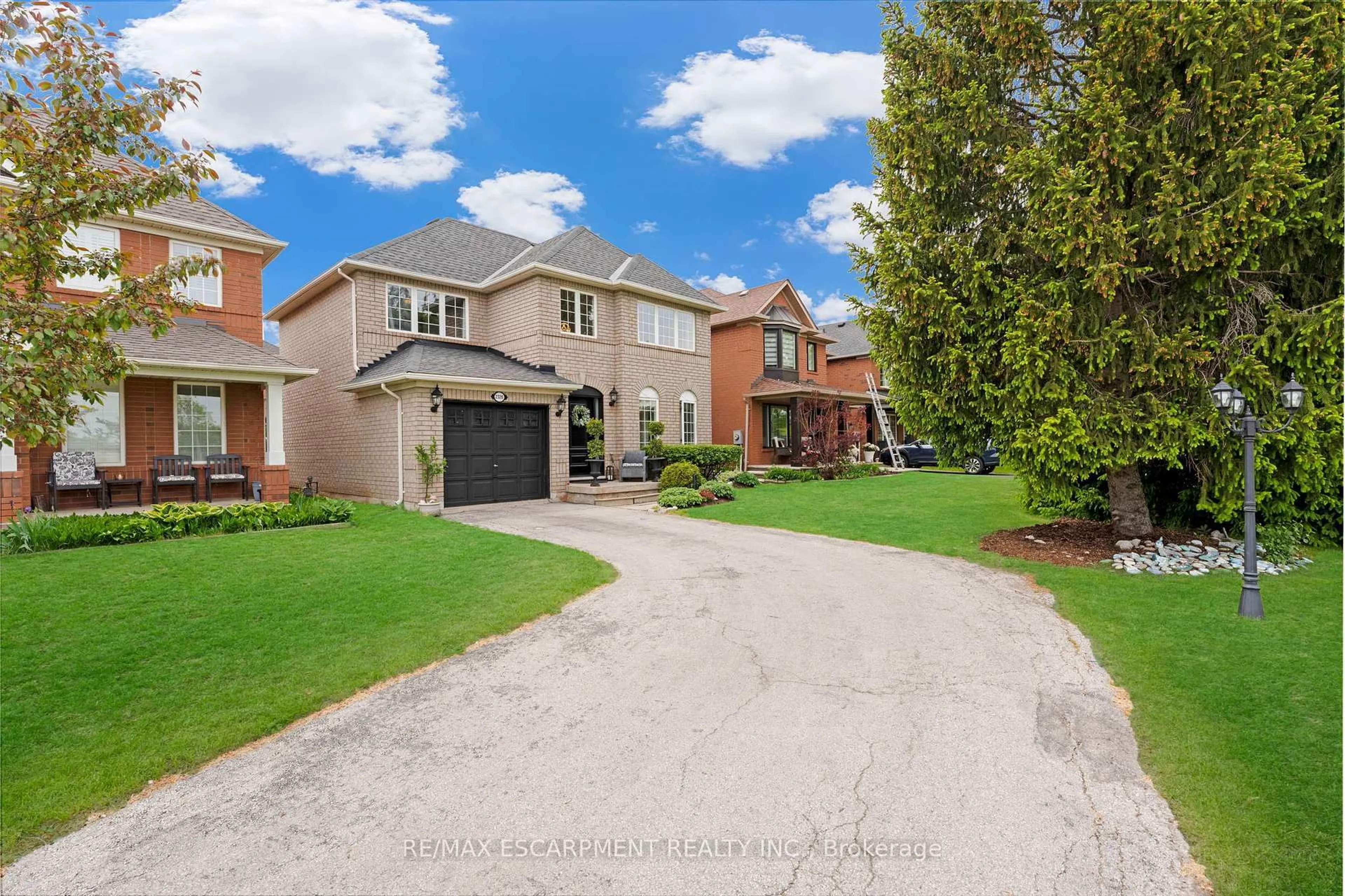 Home with brick exterior material, street for 2326 PROUDFOOT Tr, Oakville Ontario L6M 3Y2