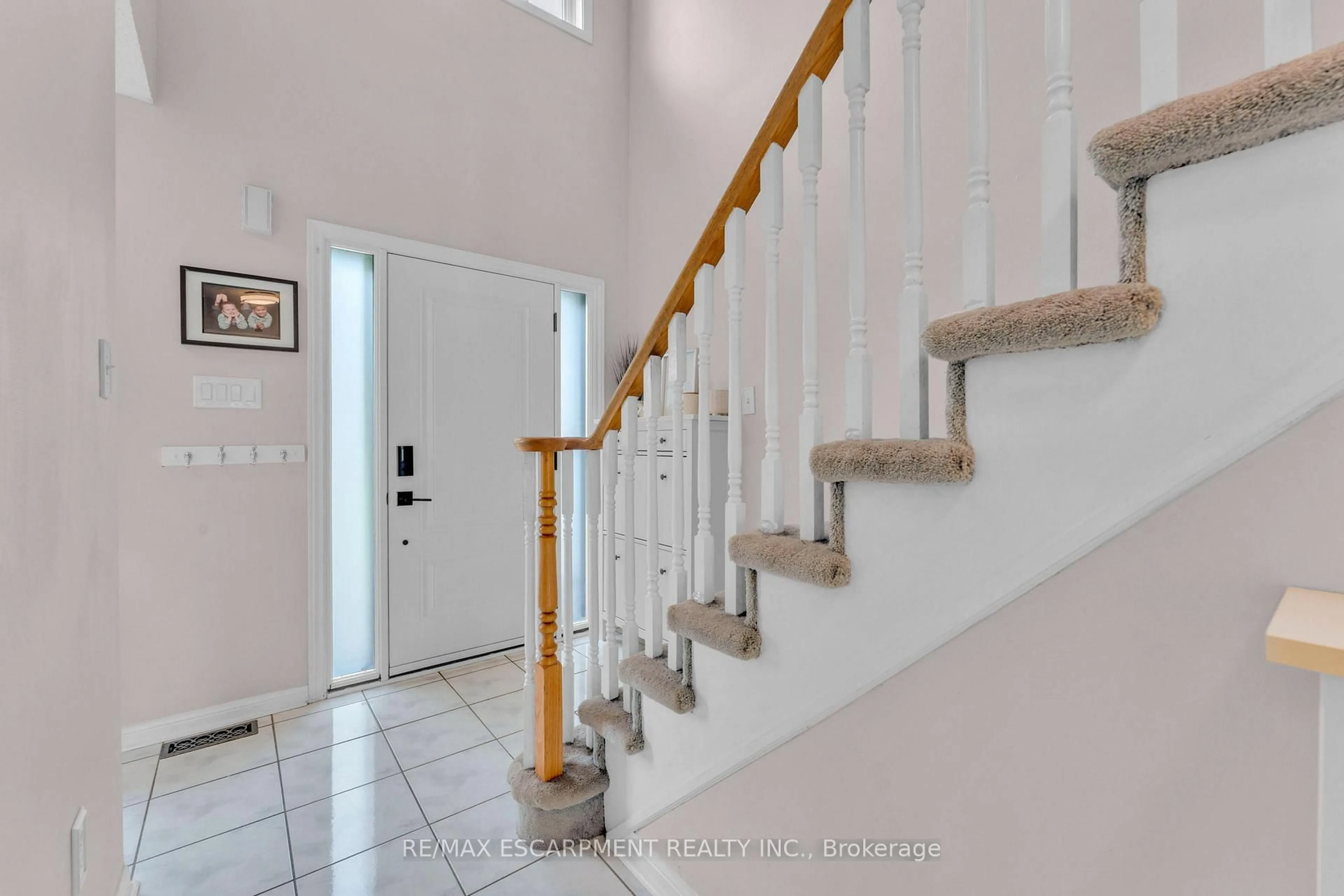 Indoor foyer for 2326 PROUDFOOT Tr, Oakville Ontario L6M 3Y2