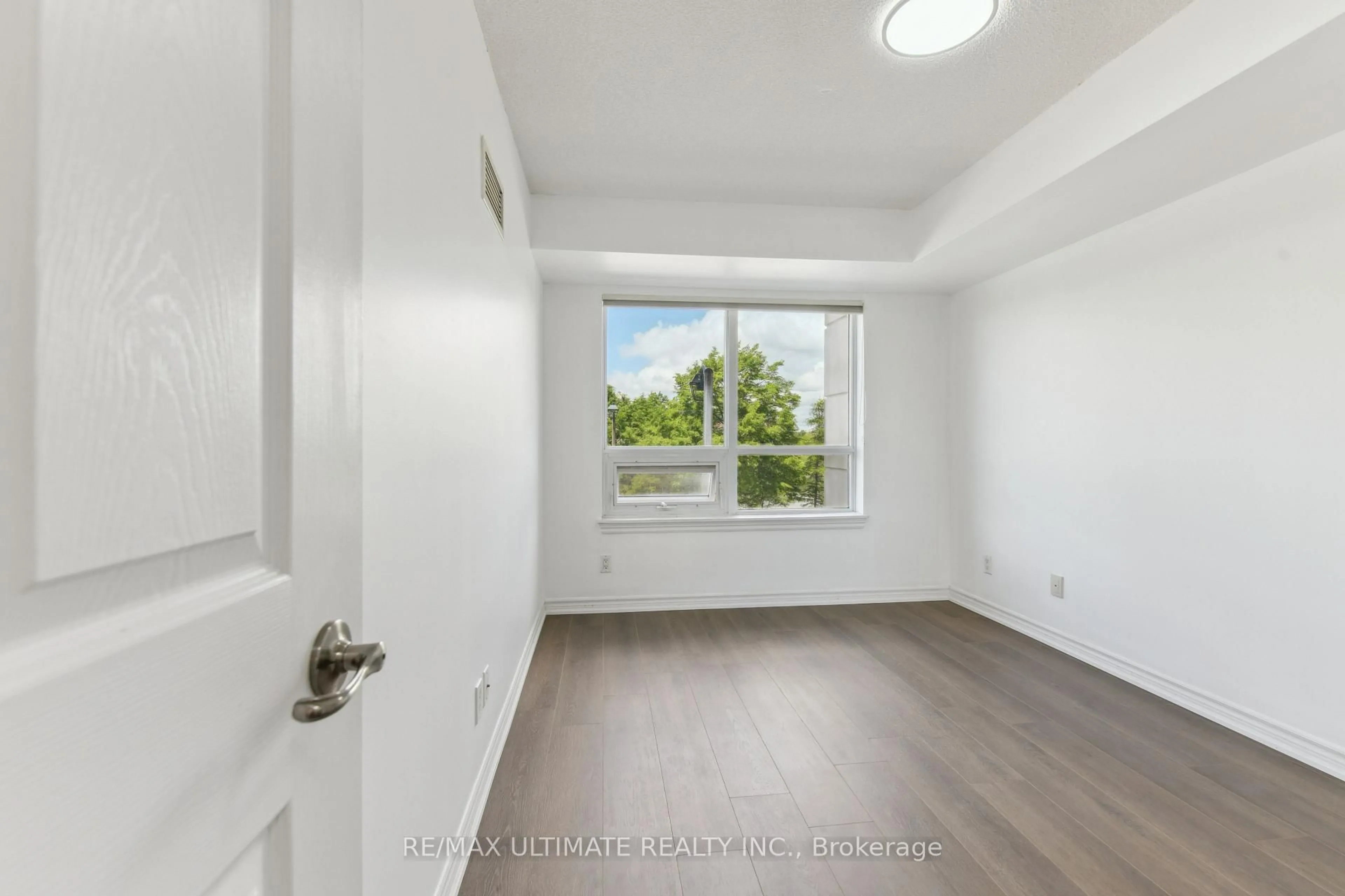 A pic of a room for 2325 Central Park Dr #202, Oakville Ontario L6H 0E5