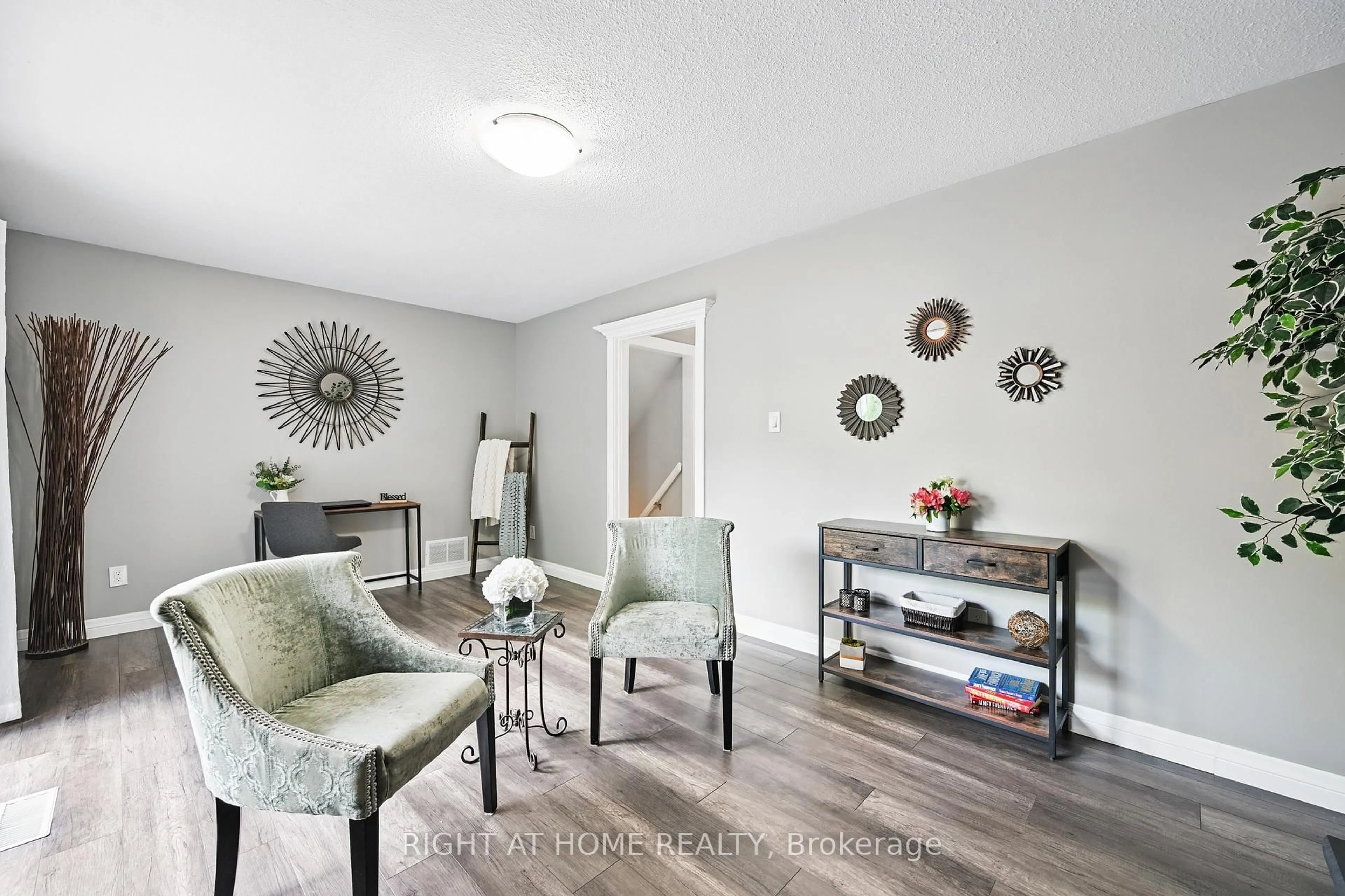 Living room with furniture, wood/laminate floor for 3379 Lansdown Dr, Burlington Ontario L7M 1S5