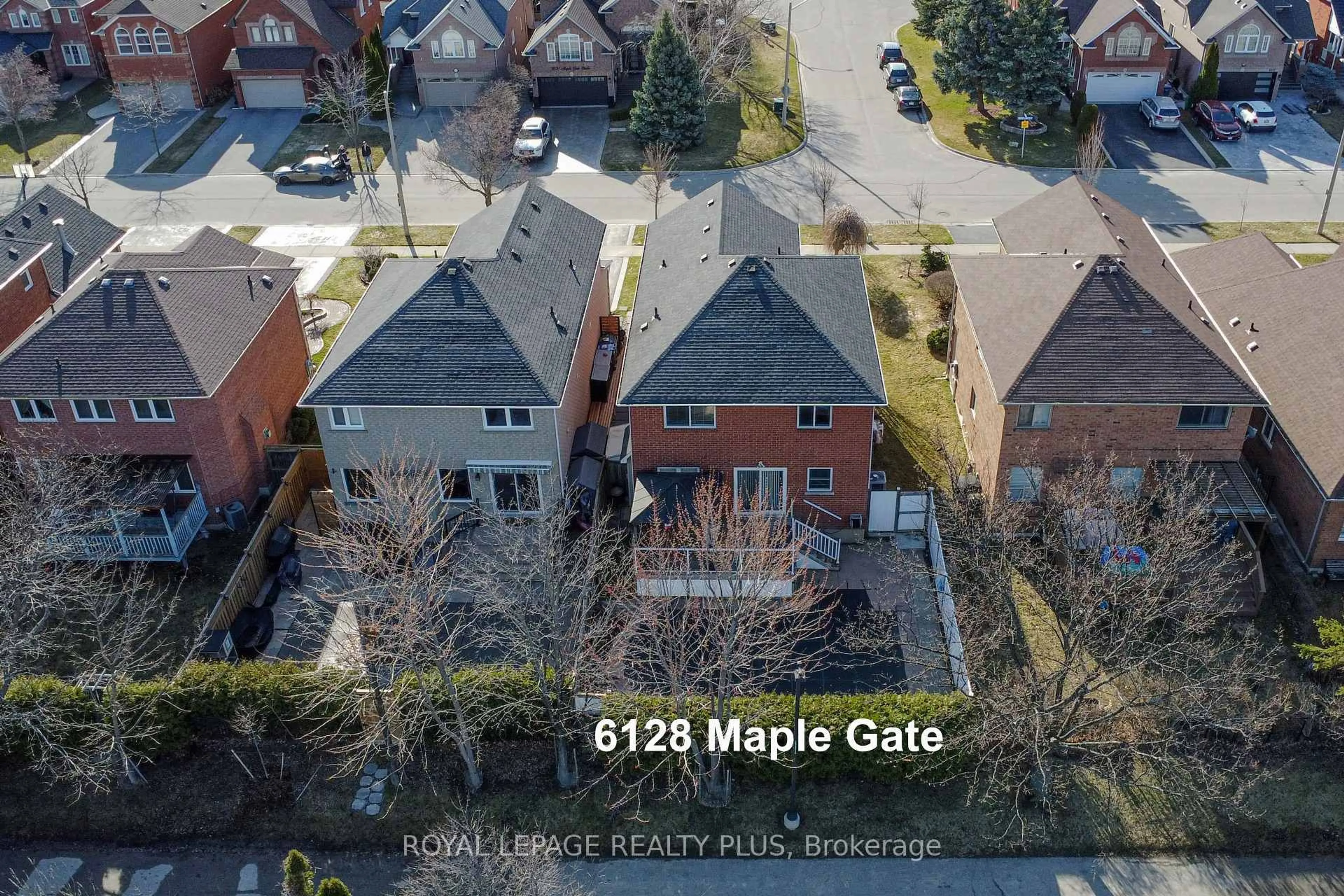 A pic from outside/outdoor area/front of a property/back of a property/a pic from drone, street for 6128 Maple Gate Circ, Mississauga Ontario L5N 7A9