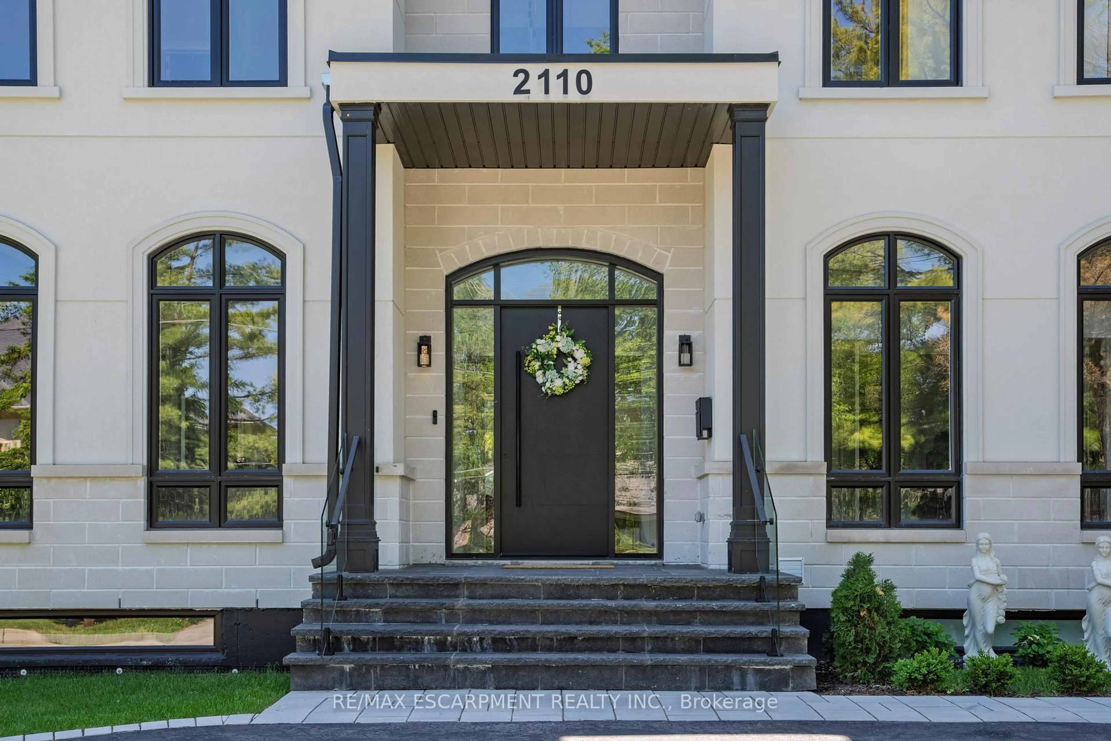 Indoor entryway for 2110 Stonehouse Cres, Mississauga Ontario L5H 3J1