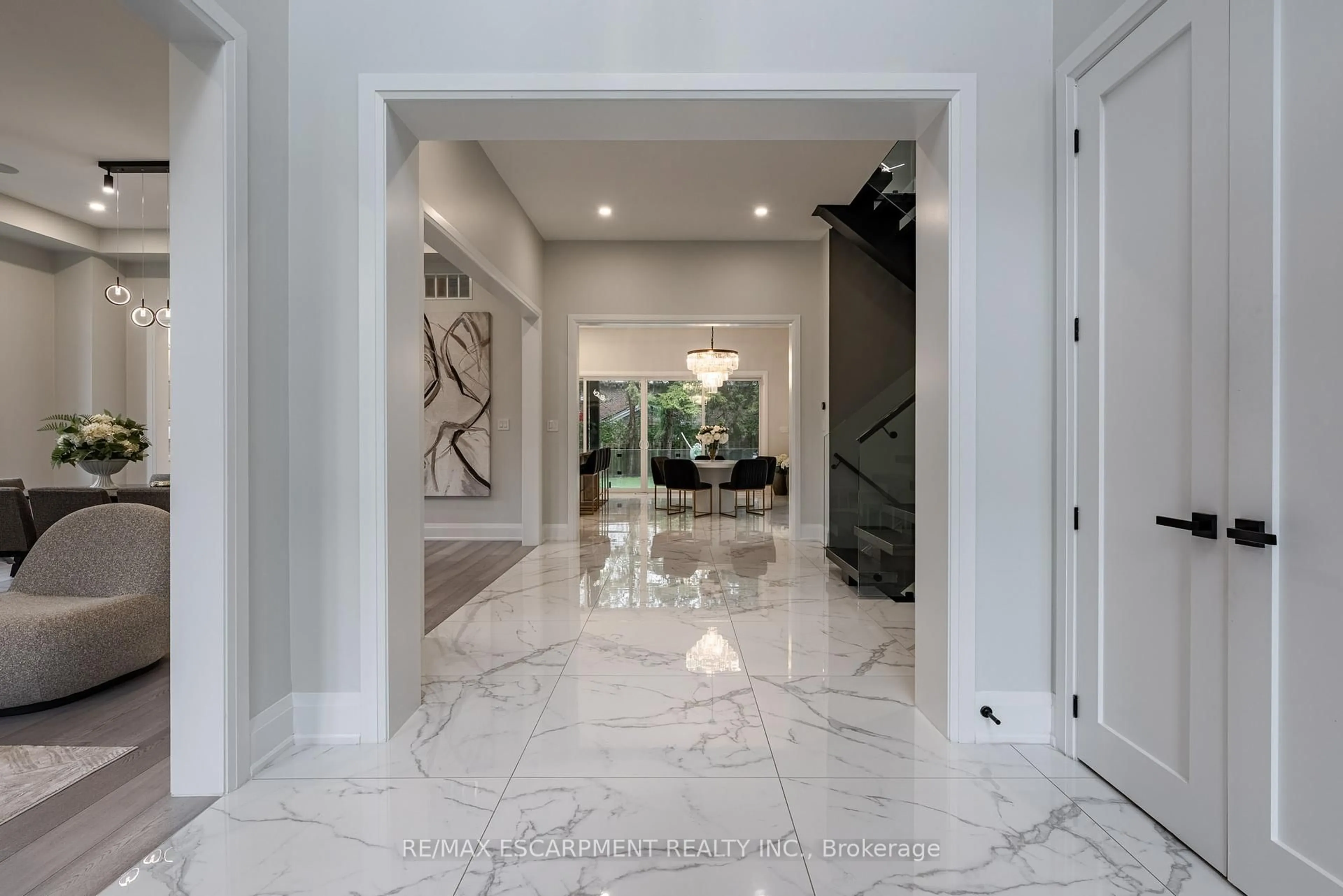 Indoor foyer for 2110 Stonehouse Cres, Mississauga Ontario L5H 3J1