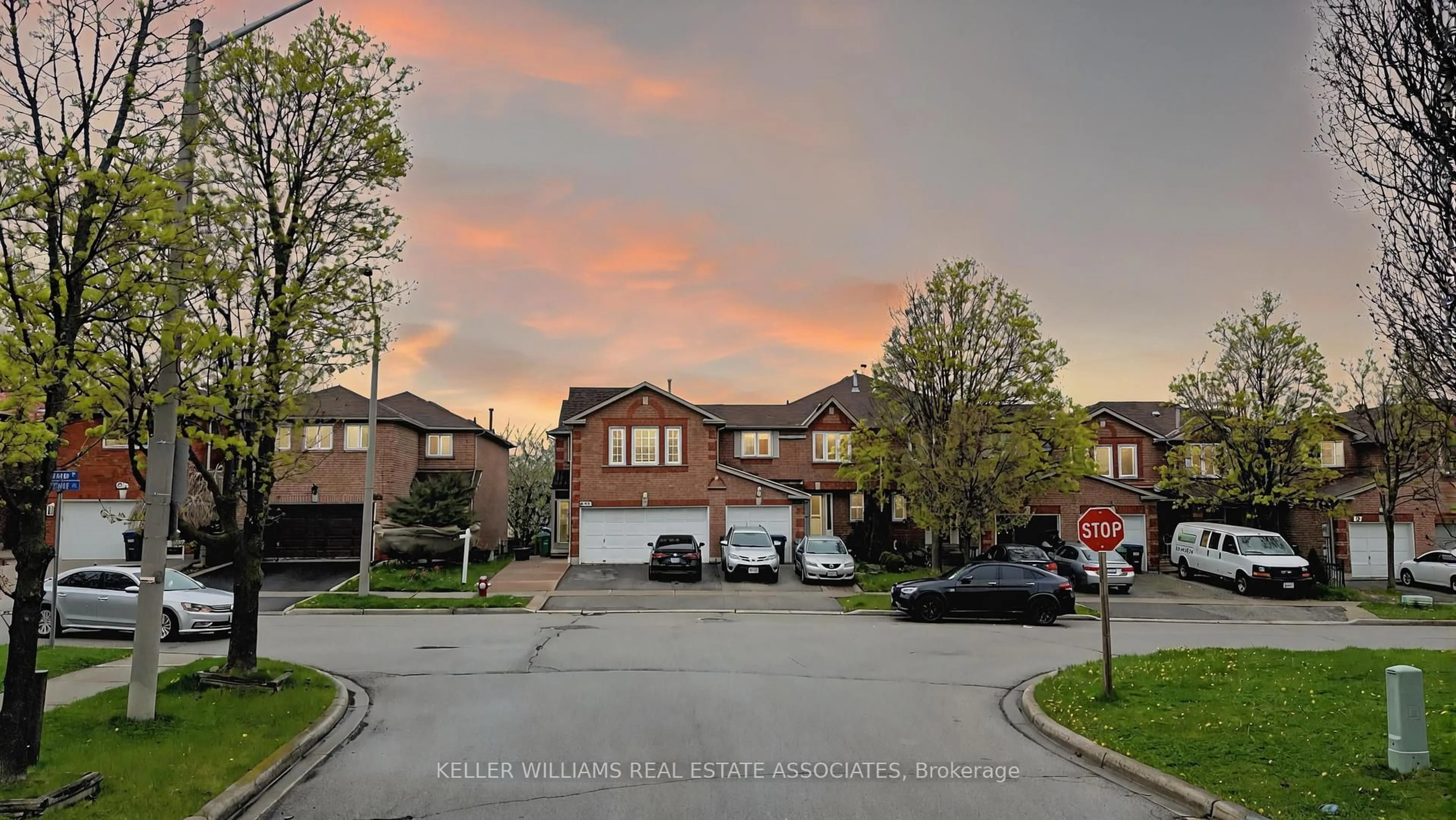 A pic from outside/outdoor area/front of a property/back of a property/a pic from drone, street for 599 Ashprior Ave, Mississauga Ontario L5R 3N3