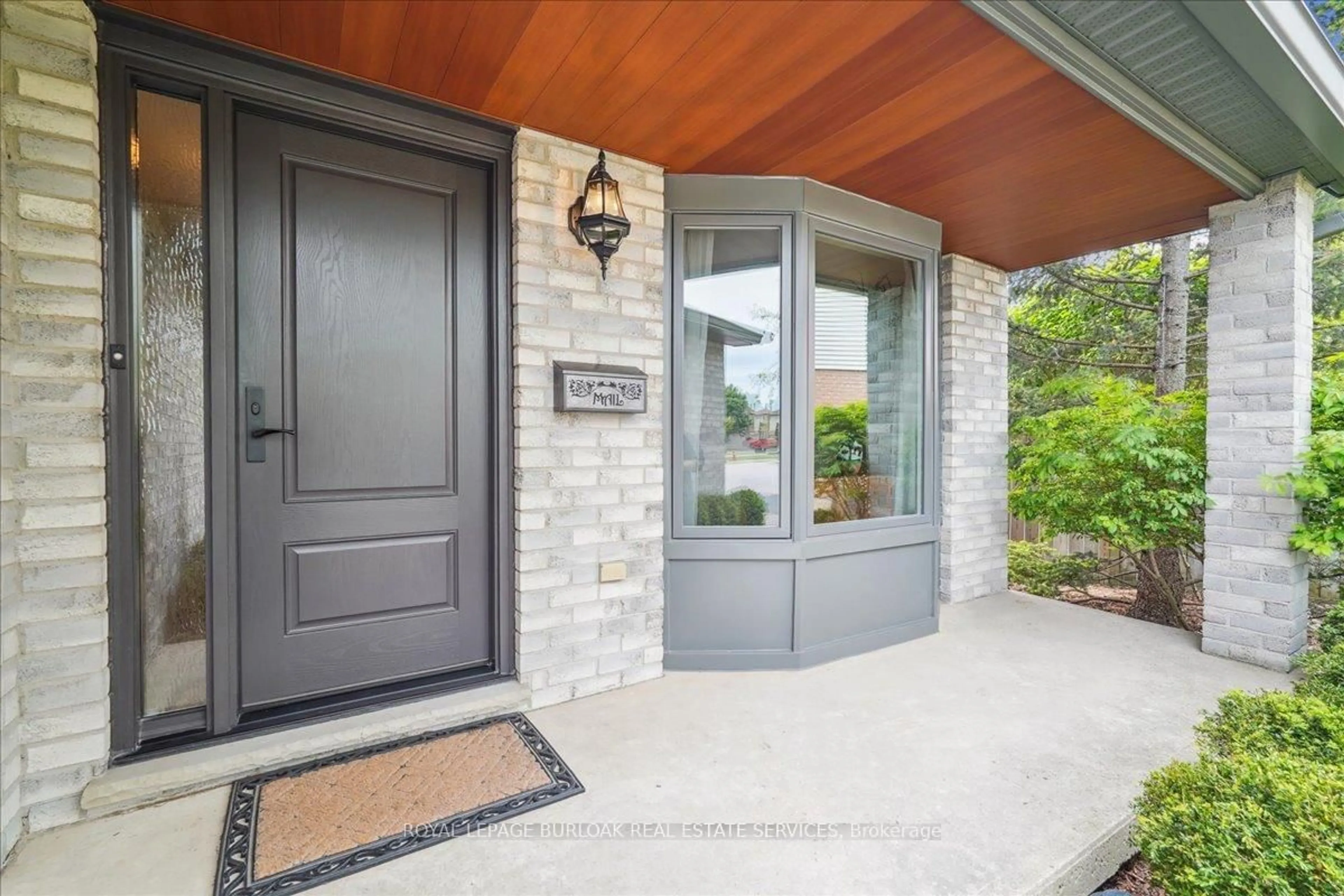 Indoor entryway for 3346 Judy Crt, Burlington Ontario L7M 3R6