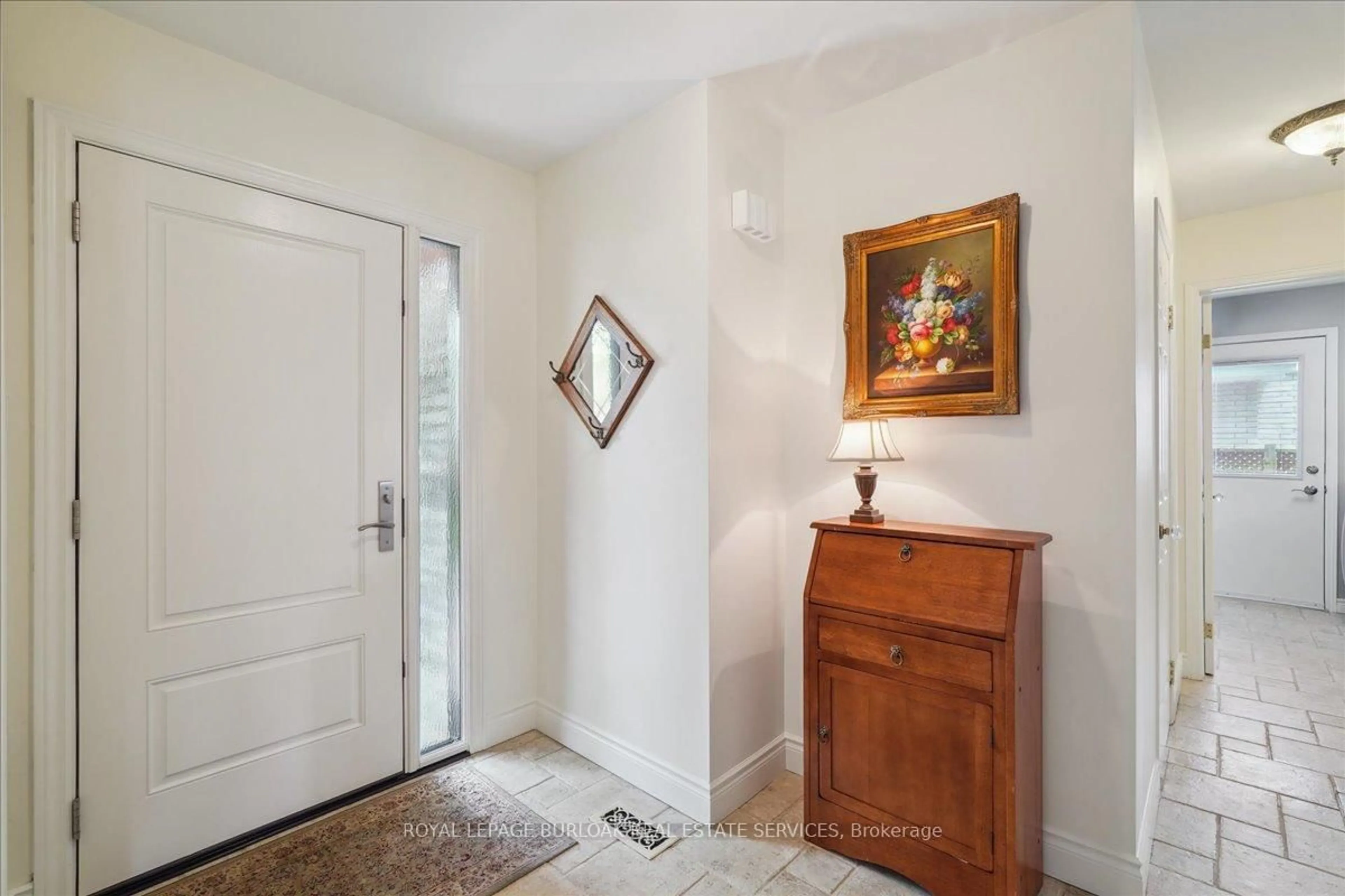 Indoor entryway for 3346 Judy Crt, Burlington Ontario L7M 3R6