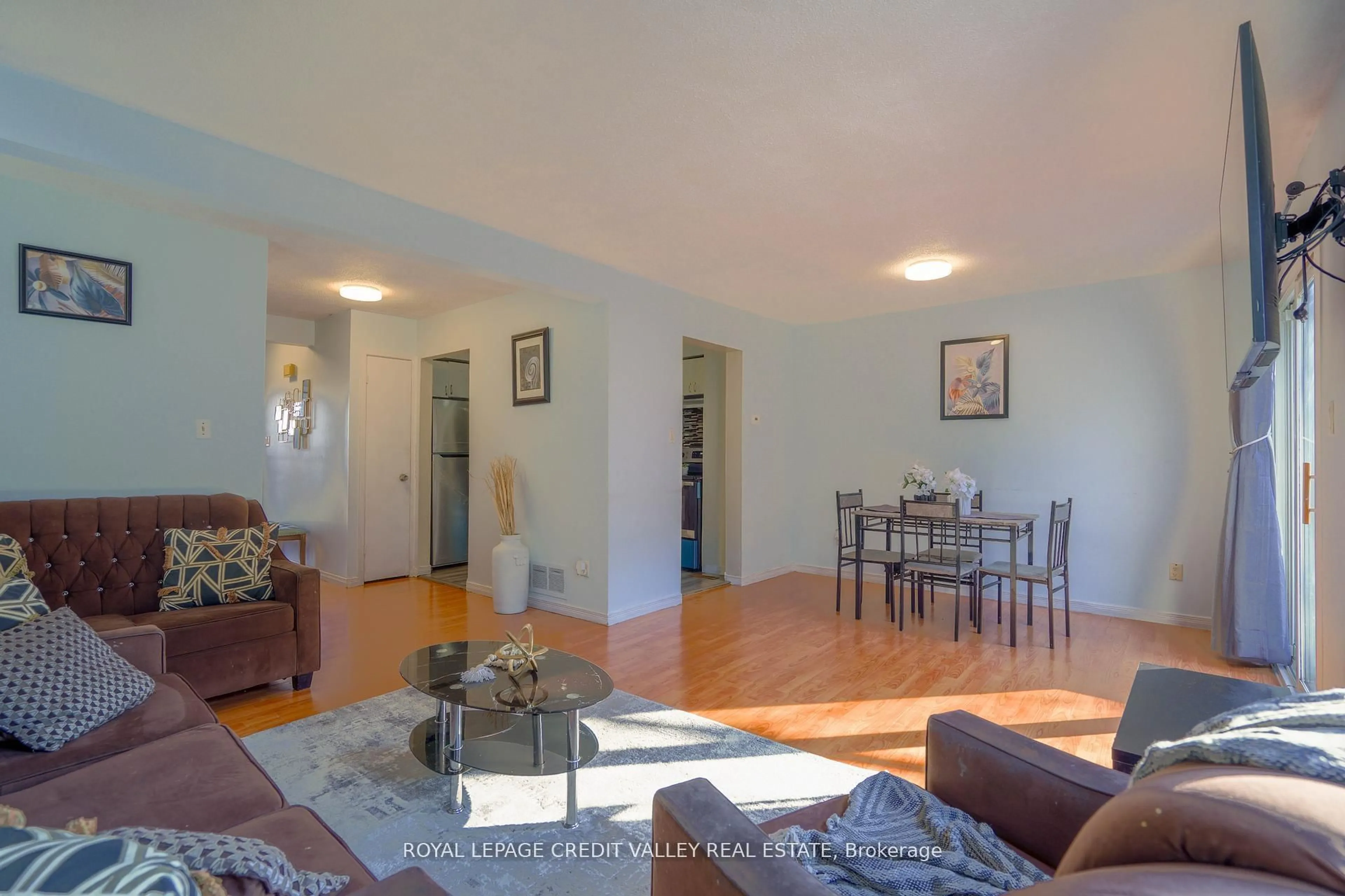 Living room with furniture, unknown for 8 Sandringham Crt, Brampton Ontario L6T 3Z3