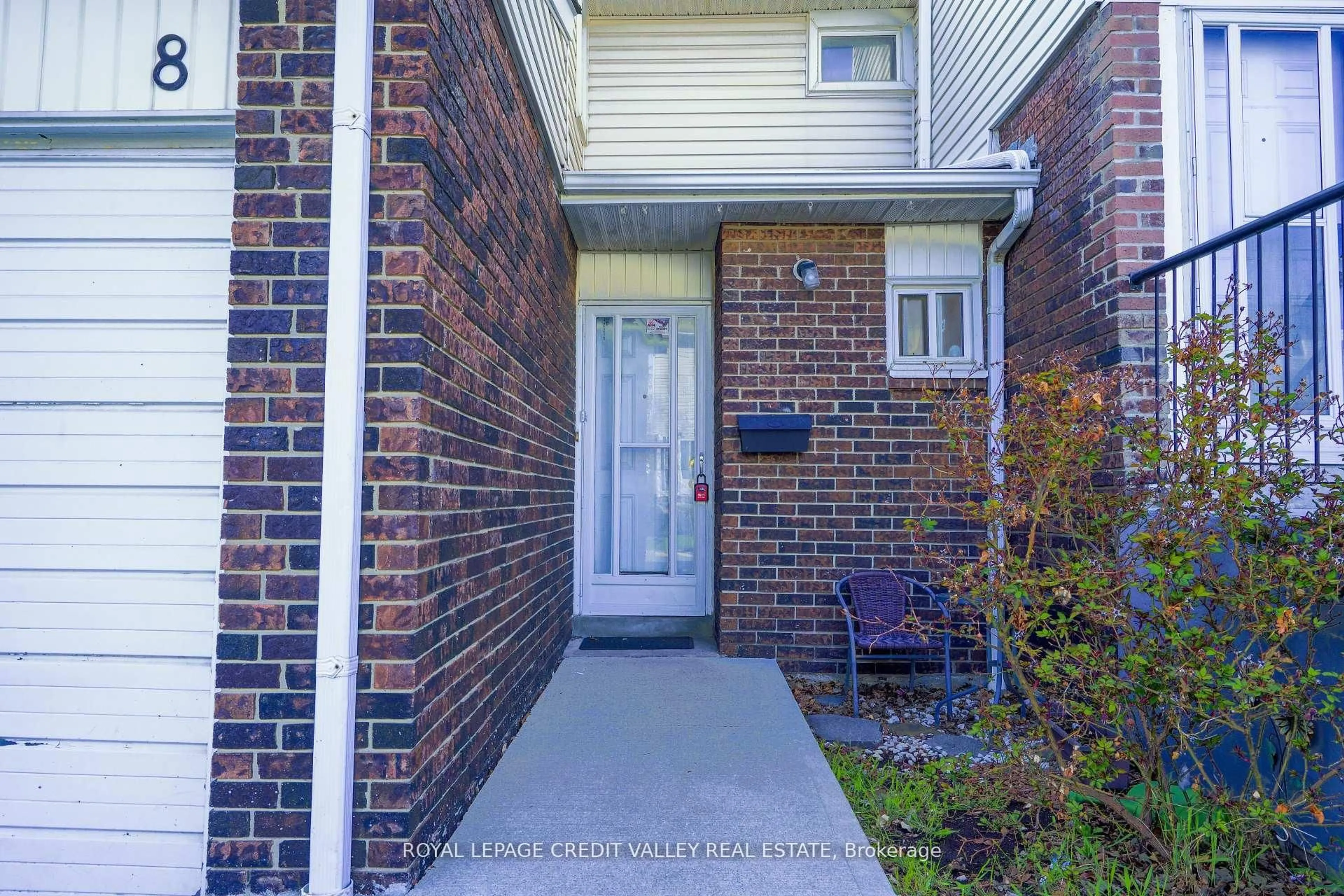 Unknown for 8 Sandringham Crt, Brampton Ontario L6T 3Z3