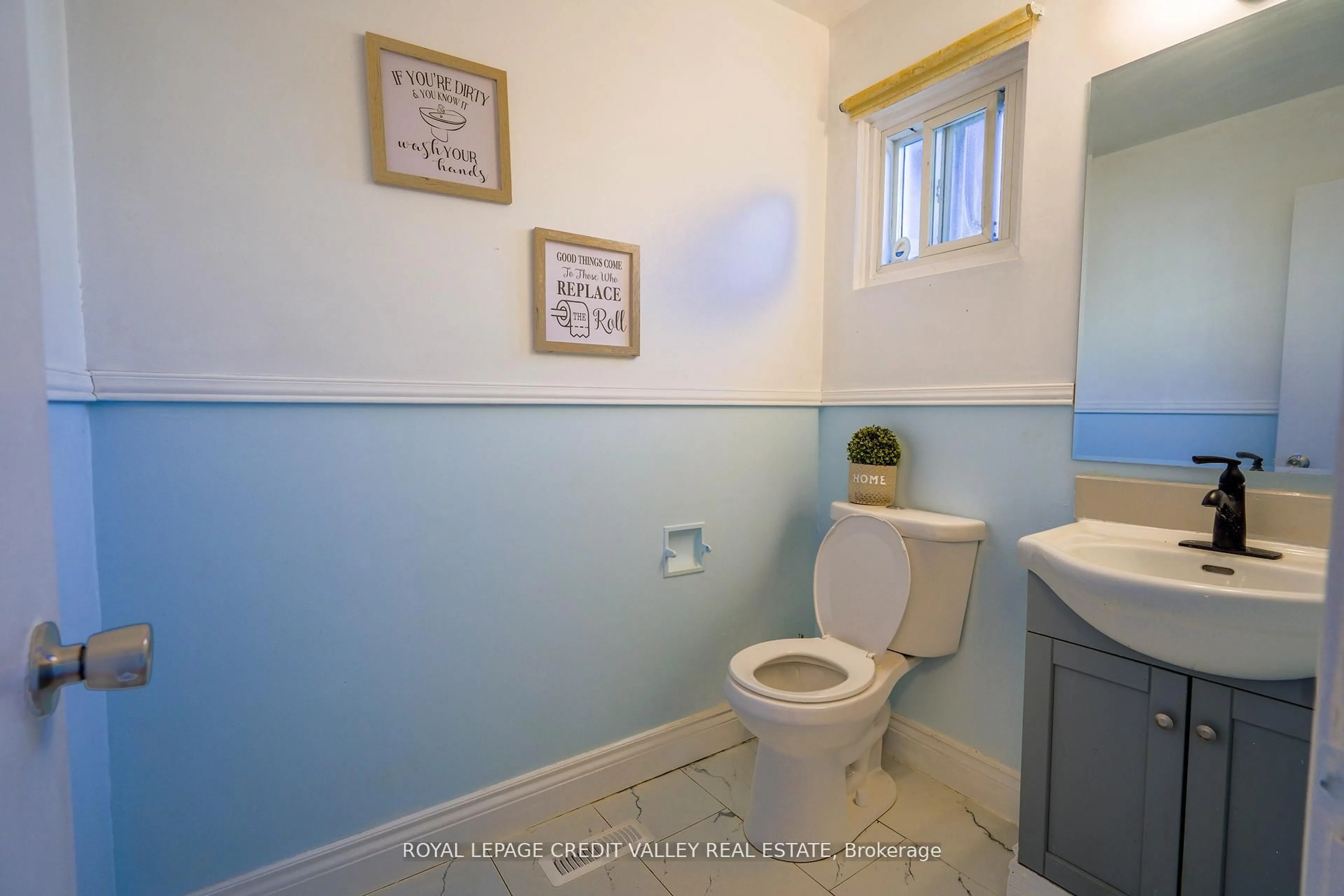 Standard bathroom, ceramic/tile floor for 8 Sandringham Crt, Brampton Ontario L6T 3Z3