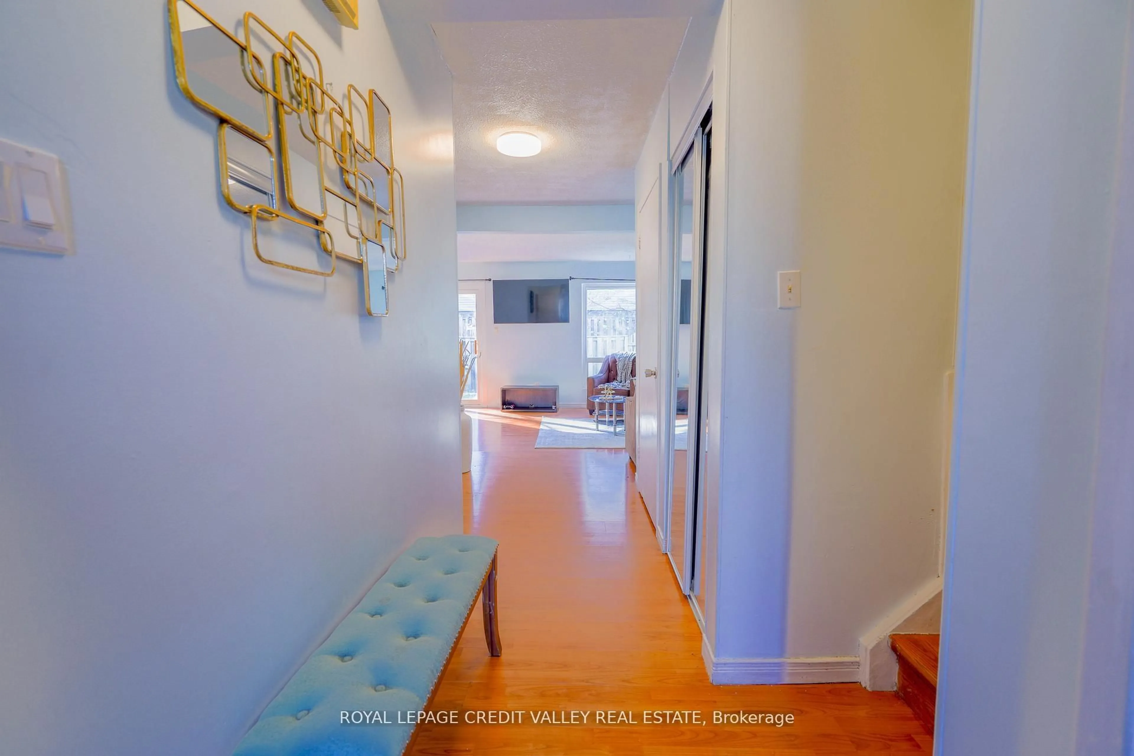 Indoor entryway for 8 Sandringham Crt, Brampton Ontario L6T 3Z3