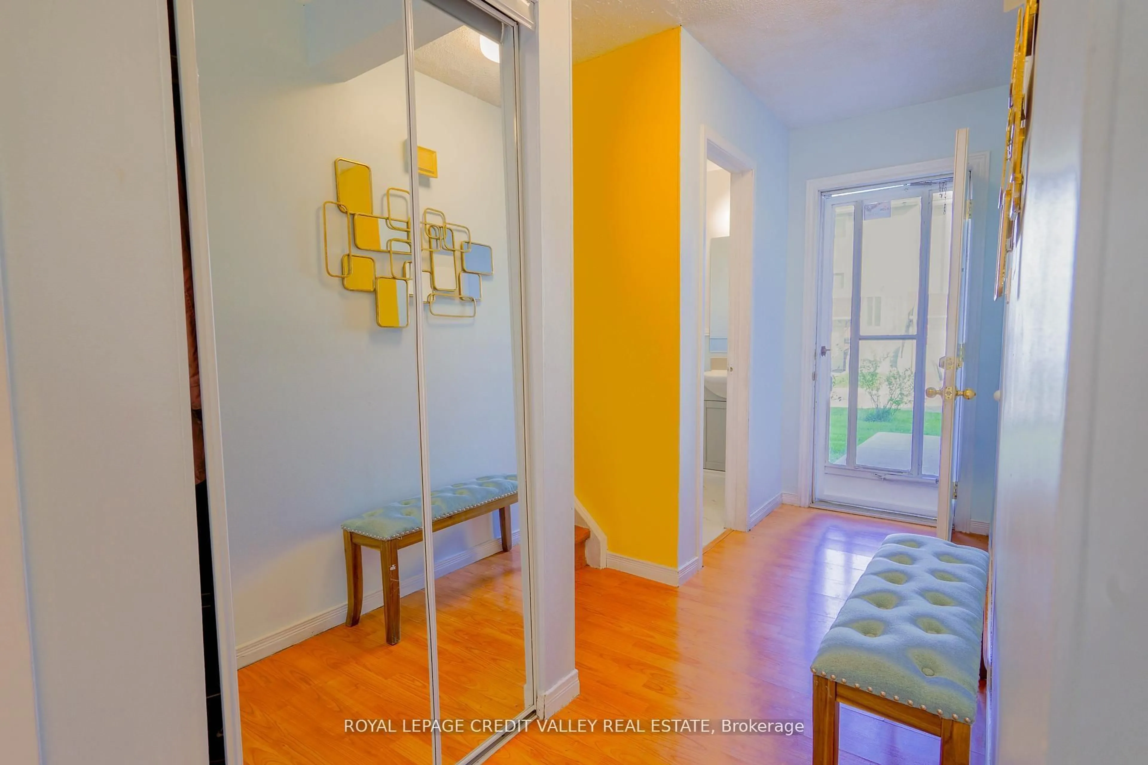 Indoor entryway for 8 Sandringham Crt, Brampton Ontario L6T 3Z3