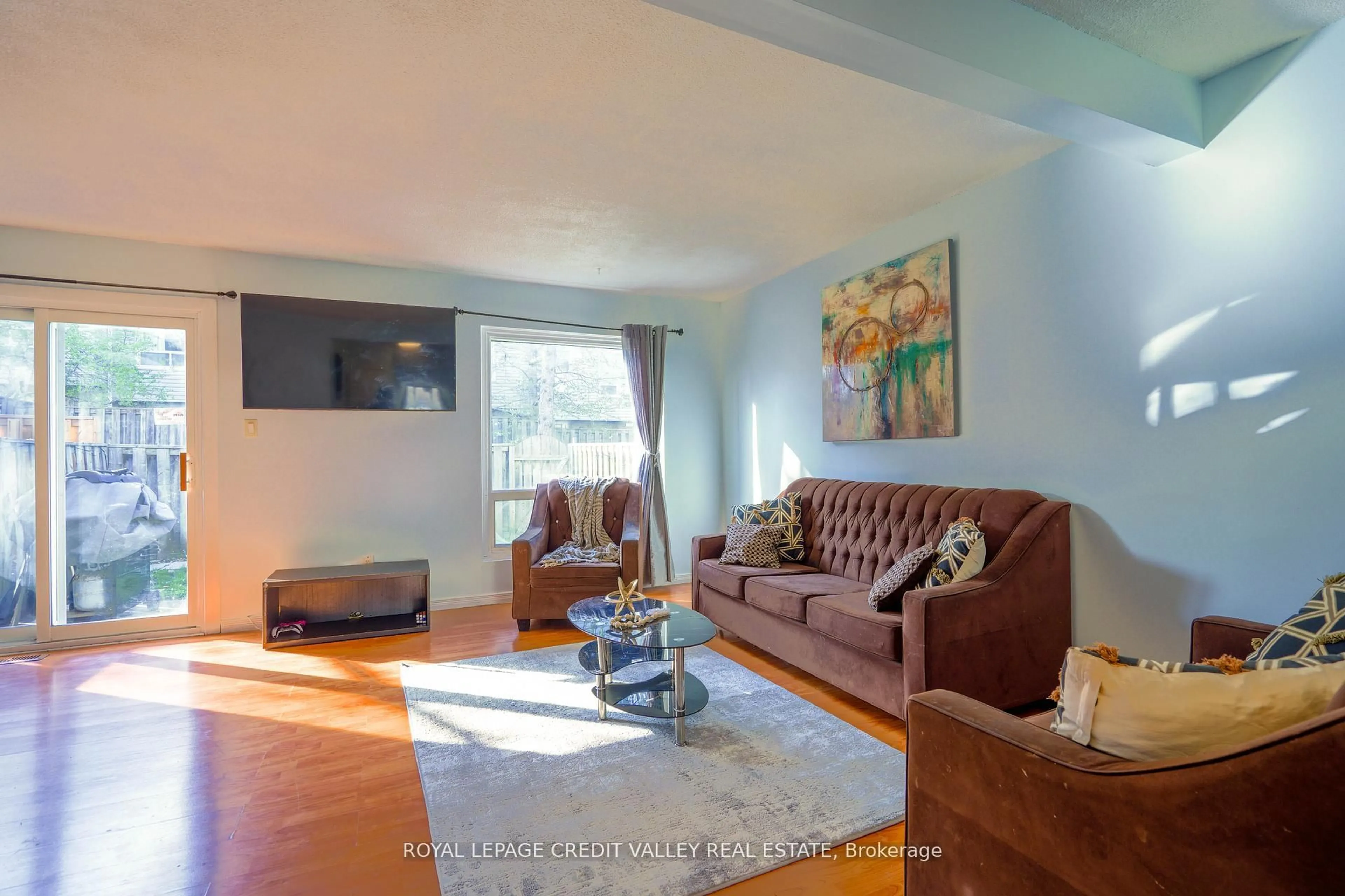 Living room with furniture, wood/laminate floor for 8 Sandringham Crt, Brampton Ontario L6T 3Z3
