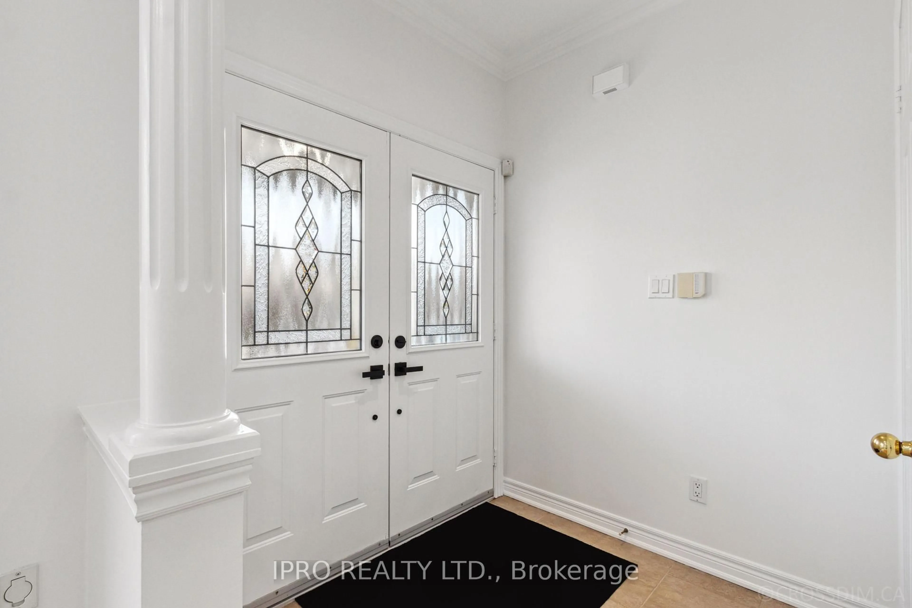 Indoor entryway for 4804 Yorkshire Ave, Mississauga Ontario L4Z 4H3