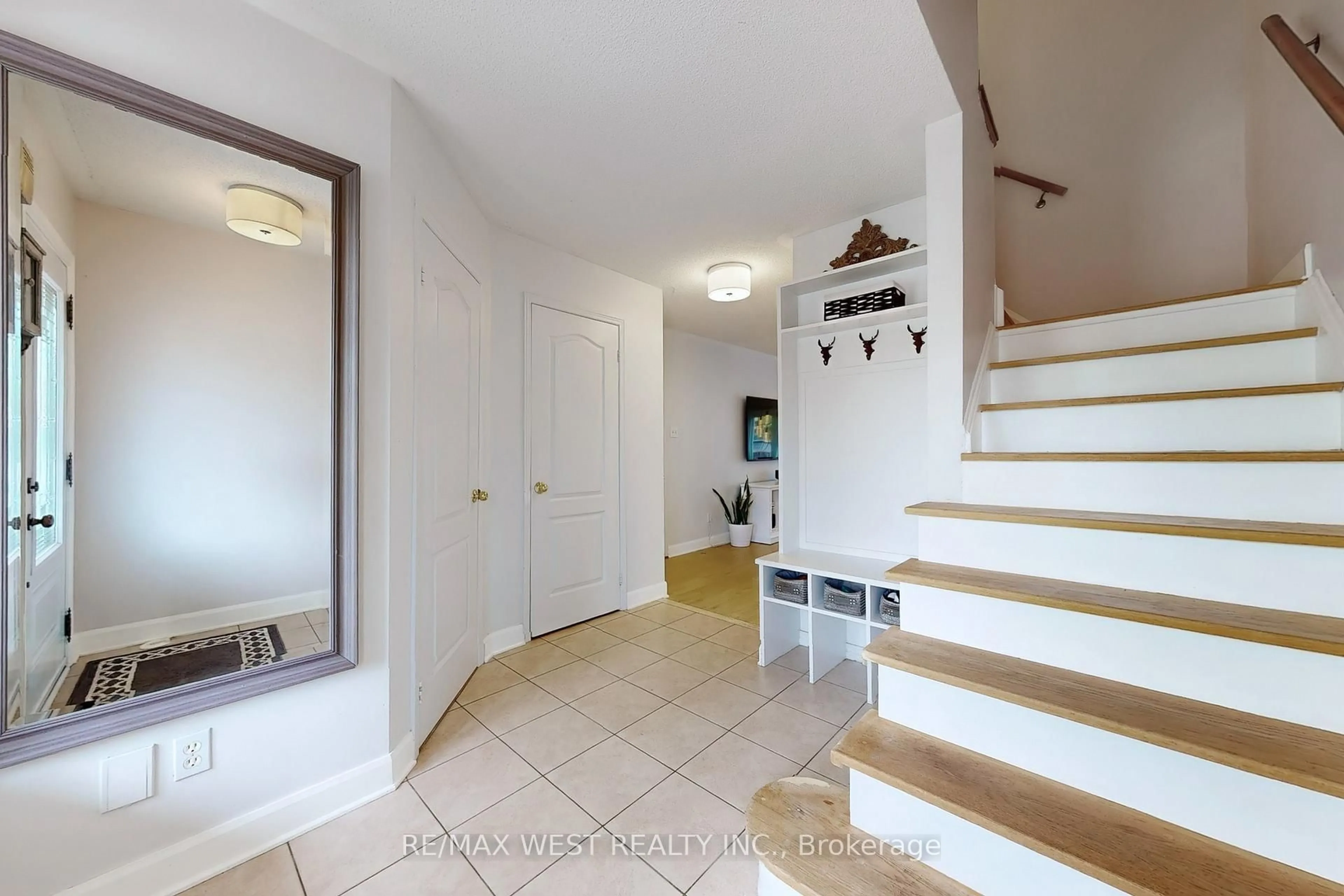 Indoor entryway for 5352 Dryden Ave, Burlington Ontario L7L 6Y7