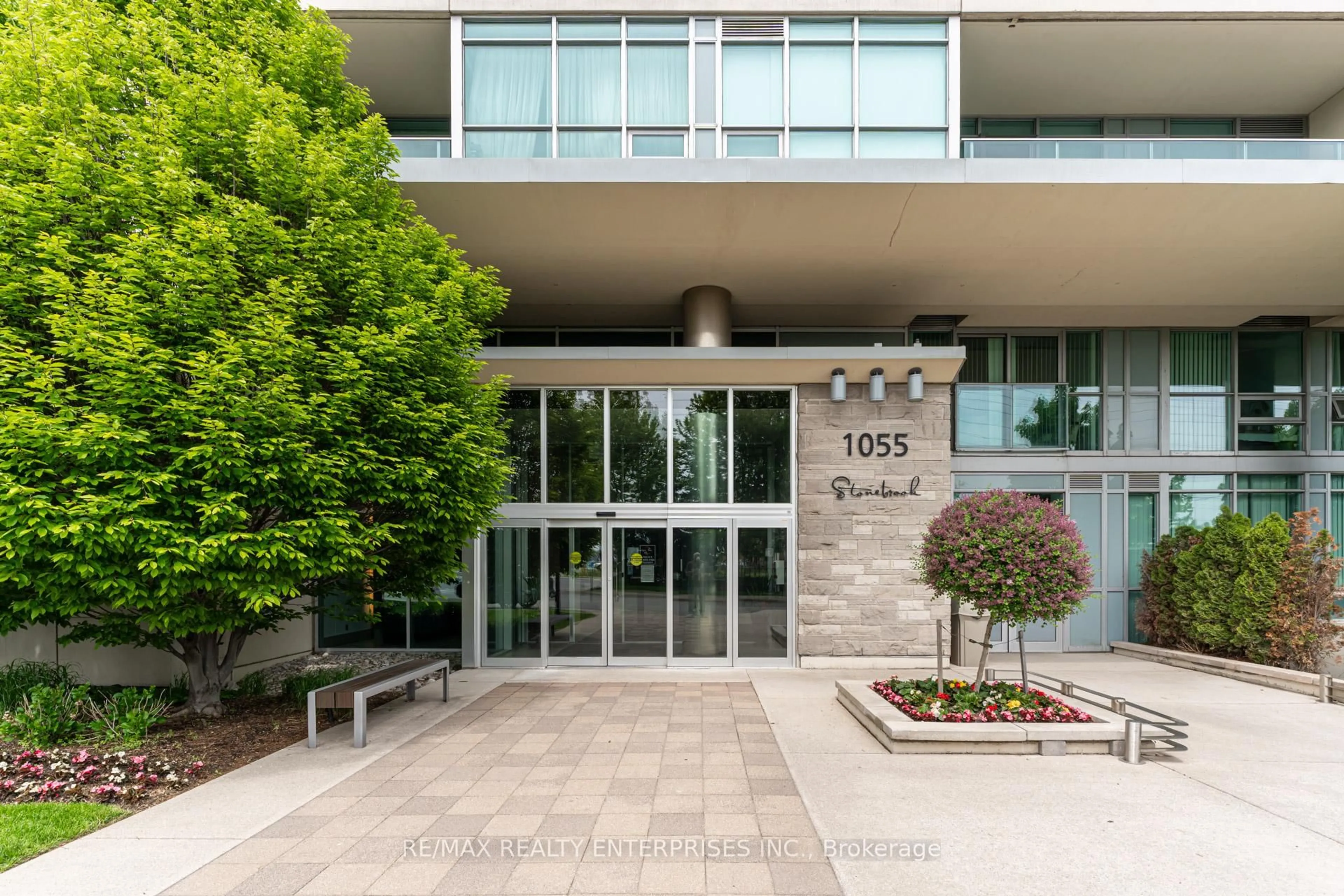 Indoor foyer for 1055 Southdown Rd #UPH10, Mississauga Ontario L5J 0A3