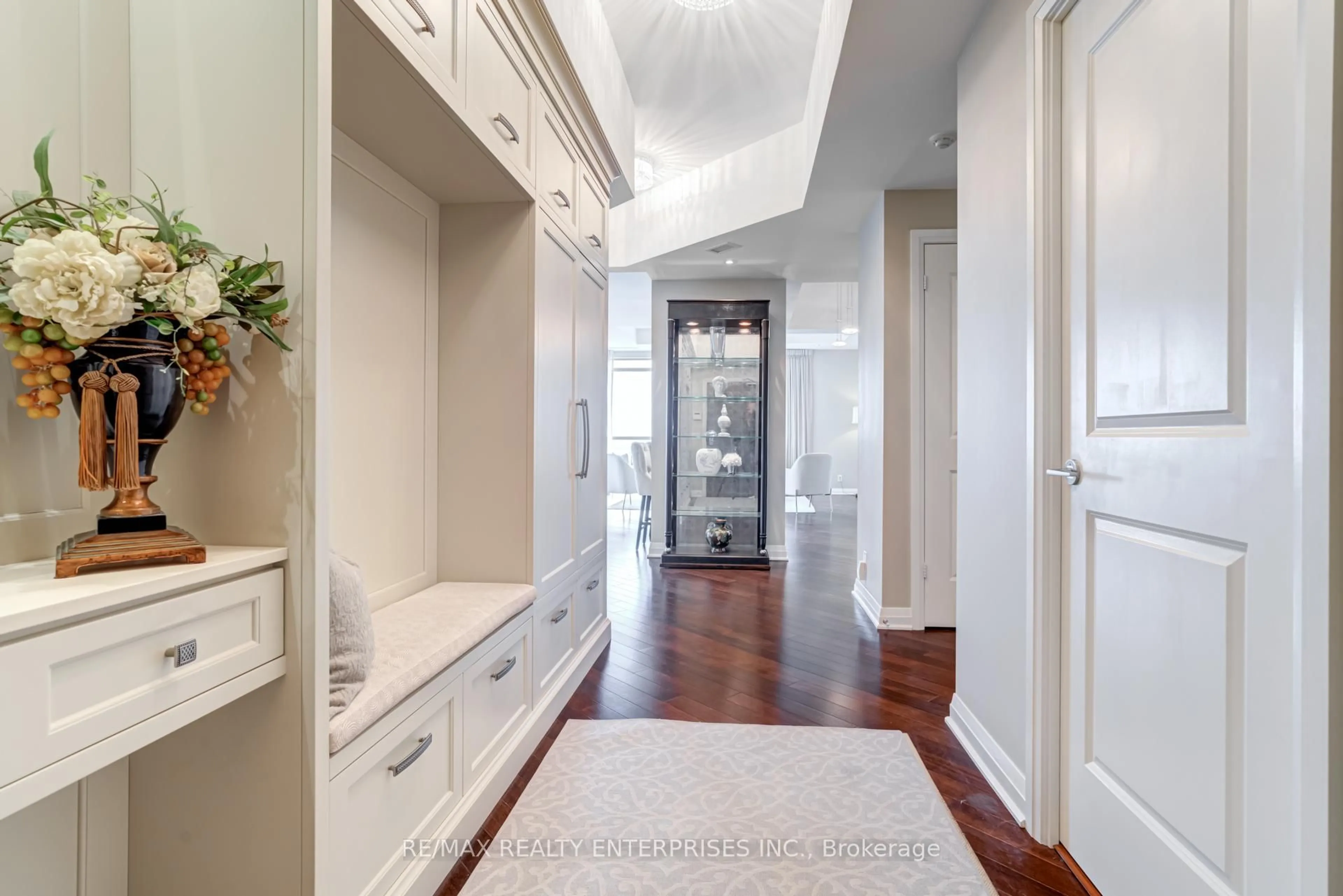 Indoor entryway for 1055 Southdown Rd #UPH10, Mississauga Ontario L5J 0A3