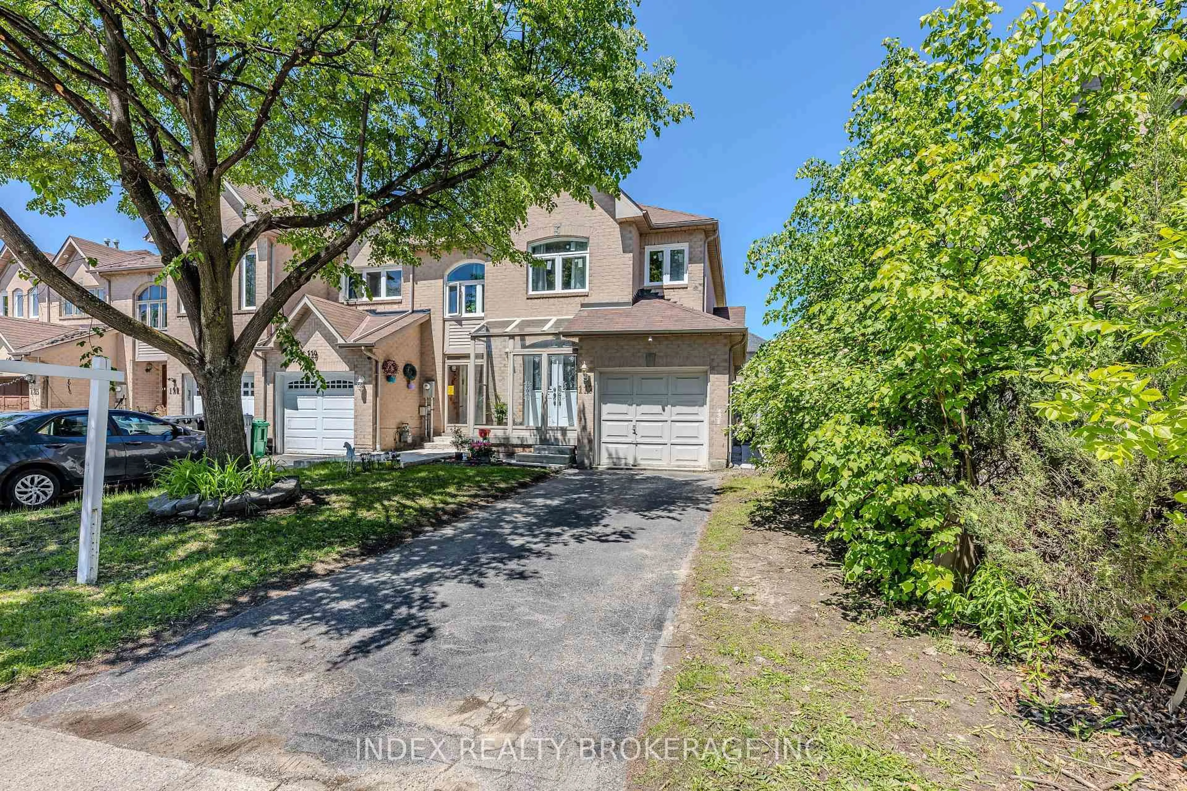 A pic from outside/outdoor area/front of a property/back of a property/a pic from drone, street for 117 Richwood Cres, Brampton Ontario L6X 4N3