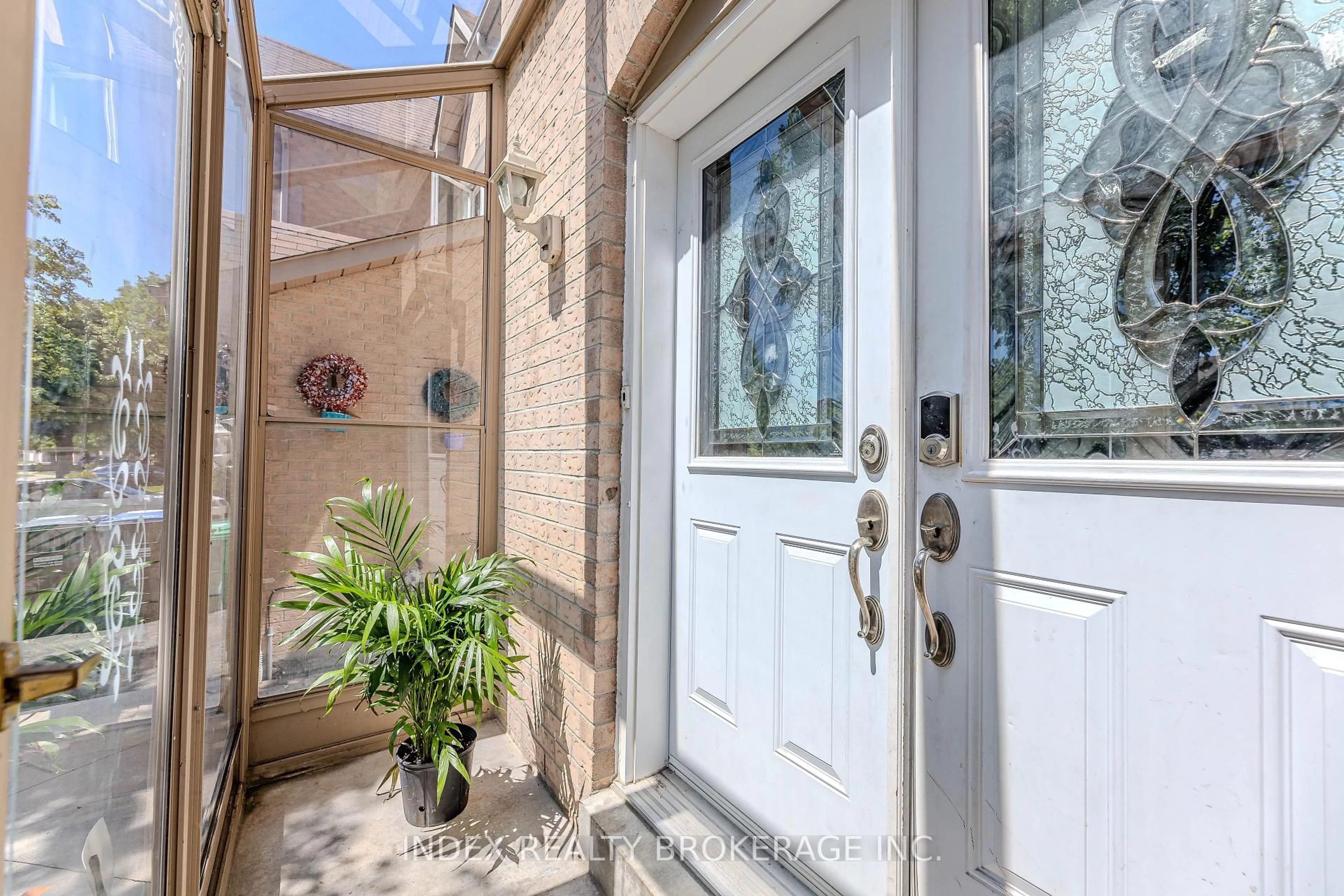 Indoor entryway for 117 Richwood Cres, Brampton Ontario L6X 4N3