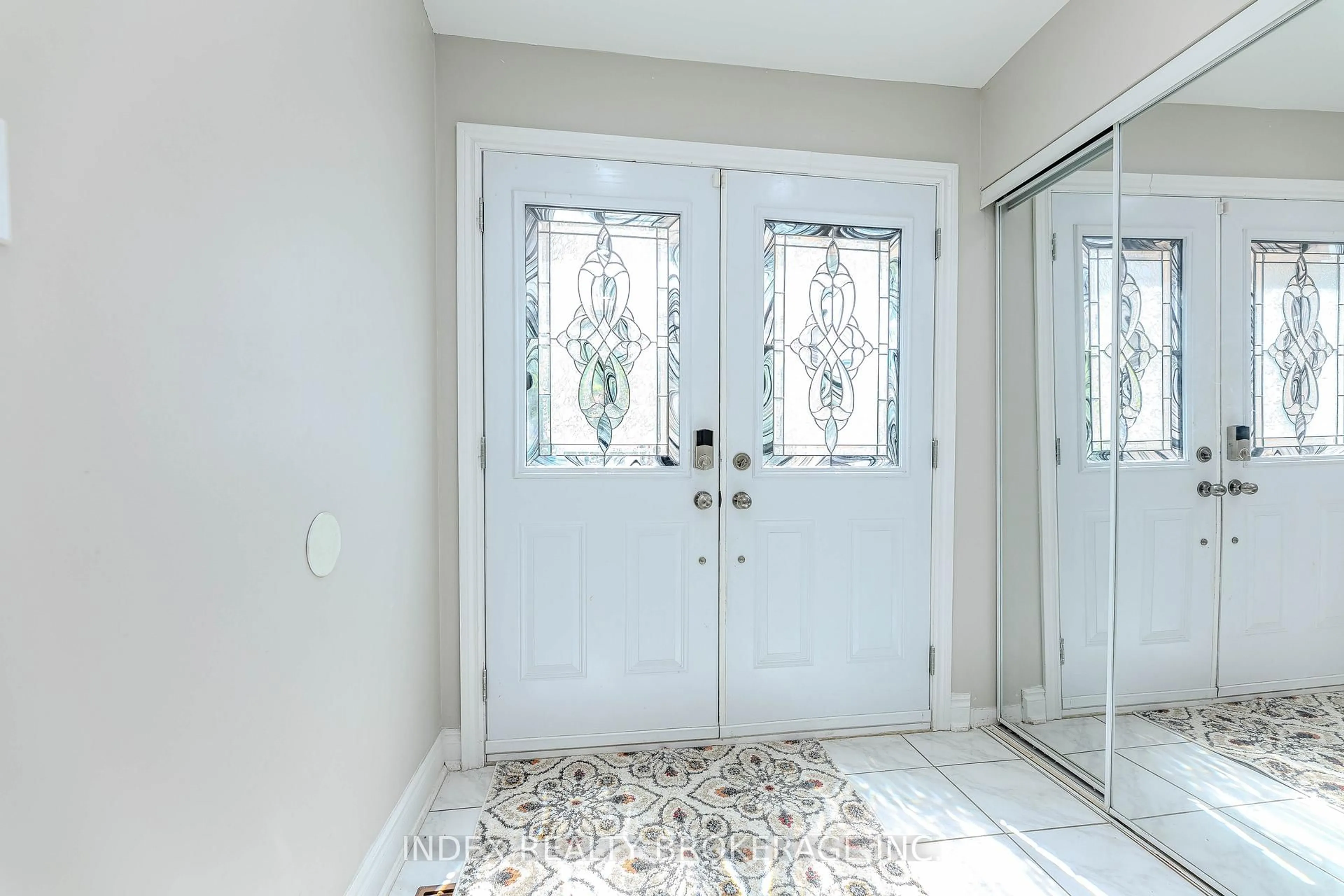Indoor entryway for 117 Richwood Cres, Brampton Ontario L6X 4N3